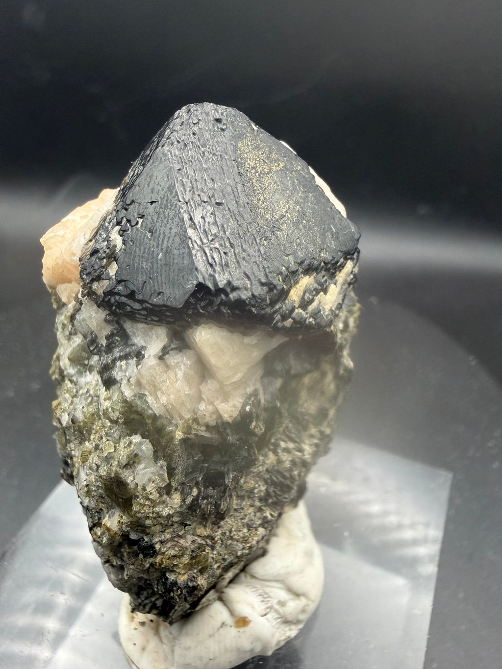 Spinel Noir avec Calcite Orangée, Phlogopite & Forstérite – Mine Parker, Notre-Dame-du-Laus, Québec