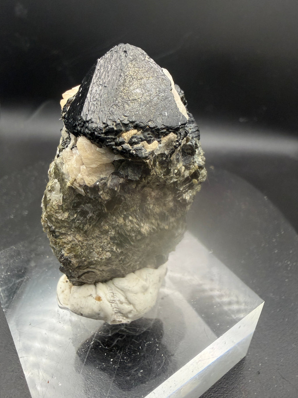 Spinel Noir avec Calcite Orangée, Phlogopite & Forstérite – Mine Parker, Notre-Dame-du-Laus, Québec