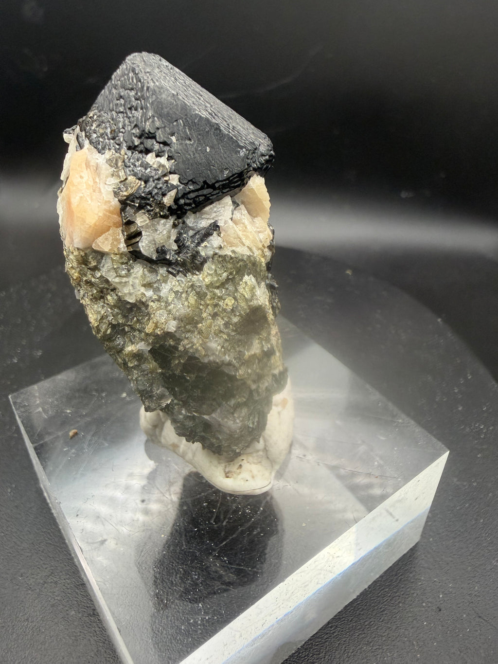 Spinel Noir avec Calcite Orangée, Phlogopite & Forstérite – Mine Parker, Notre-Dame-du-Laus, Québec