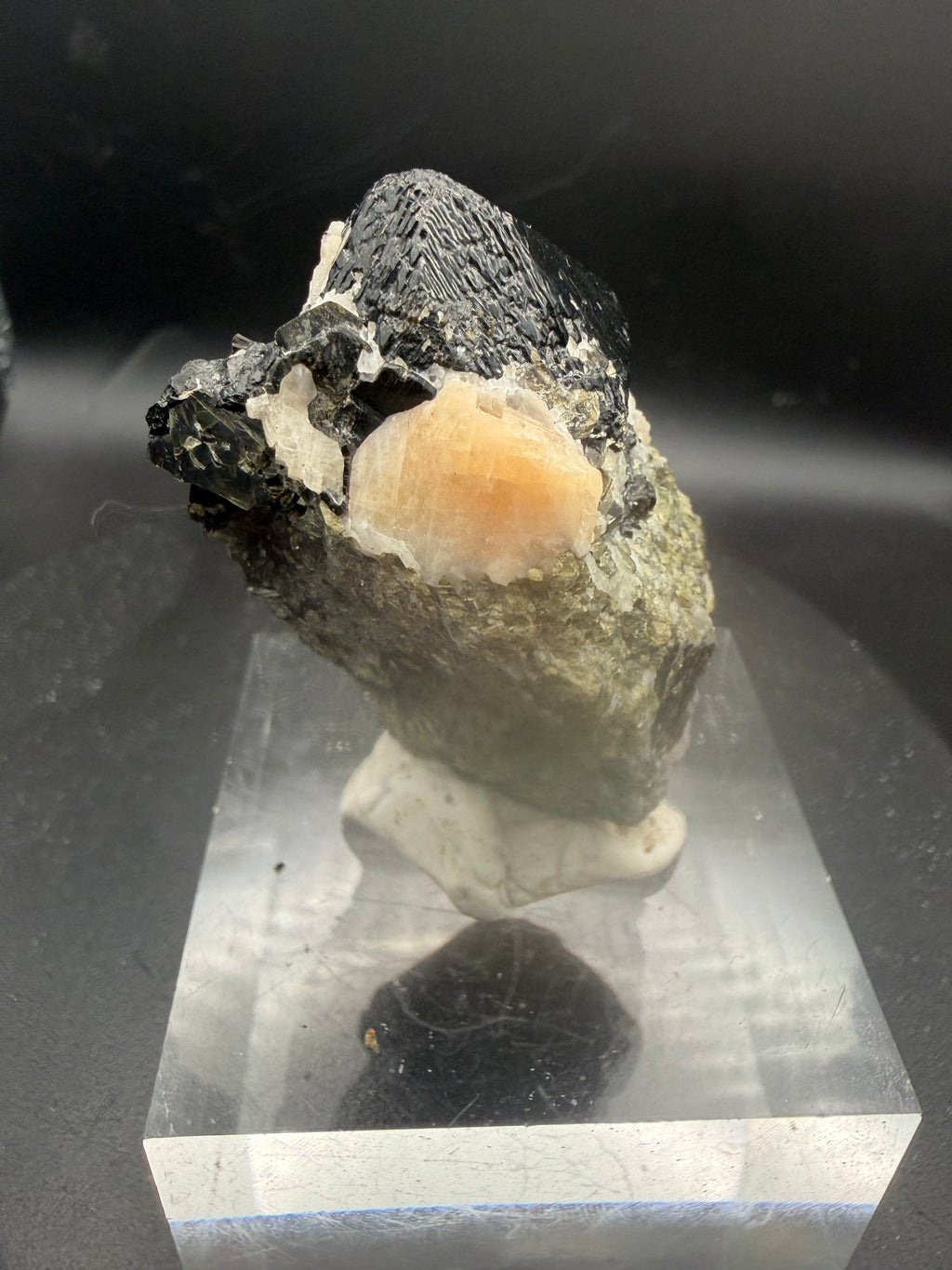 Spinel Noir avec Calcite Orangée, Phlogopite & Forstérite – Mine Parker, Notre-Dame-du-Laus, Québec
