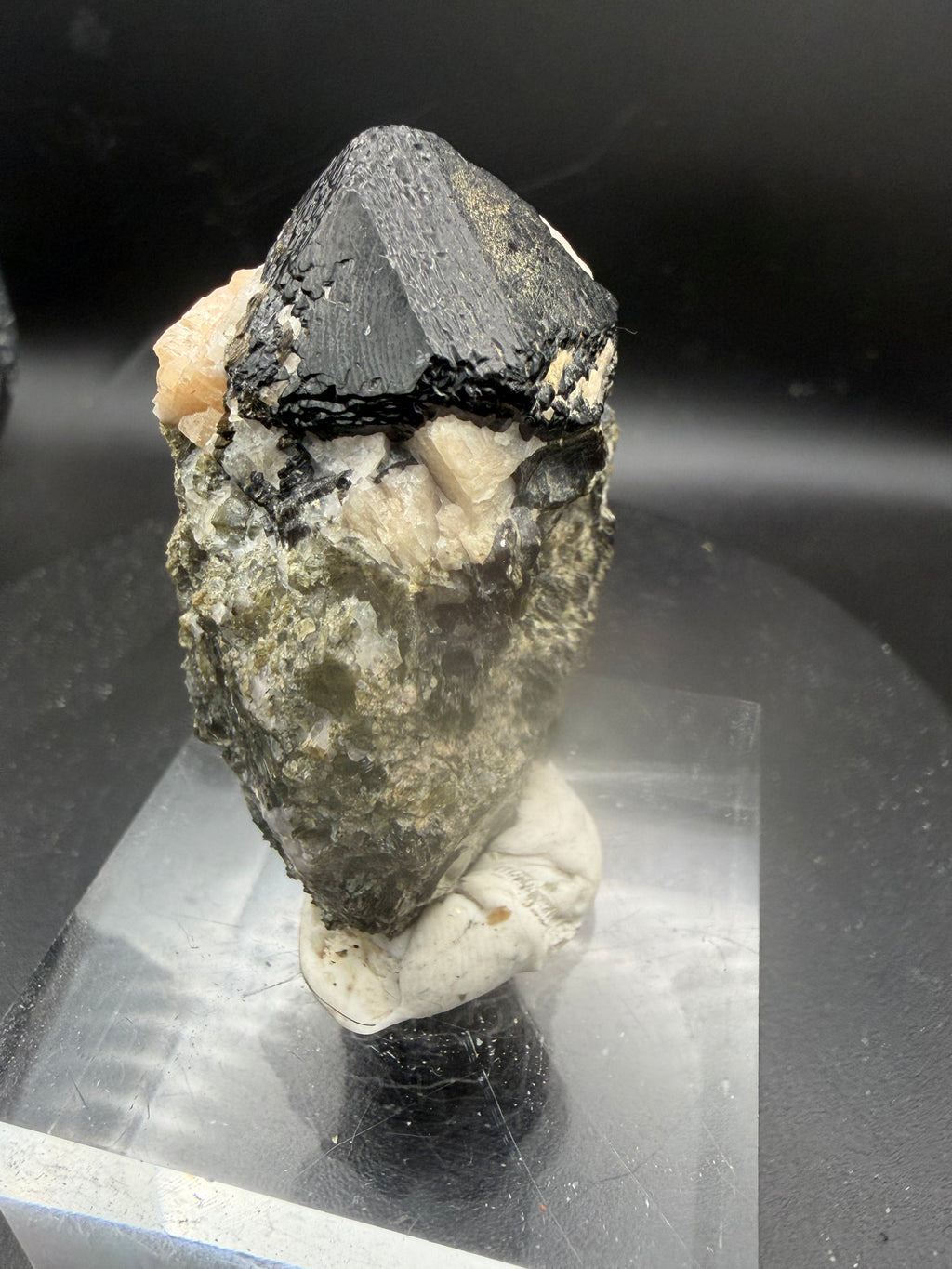 Spinel Noir avec Calcite Orangée, Phlogopite & Forstérite – Mine Parker, Notre-Dame-du-Laus, Québec