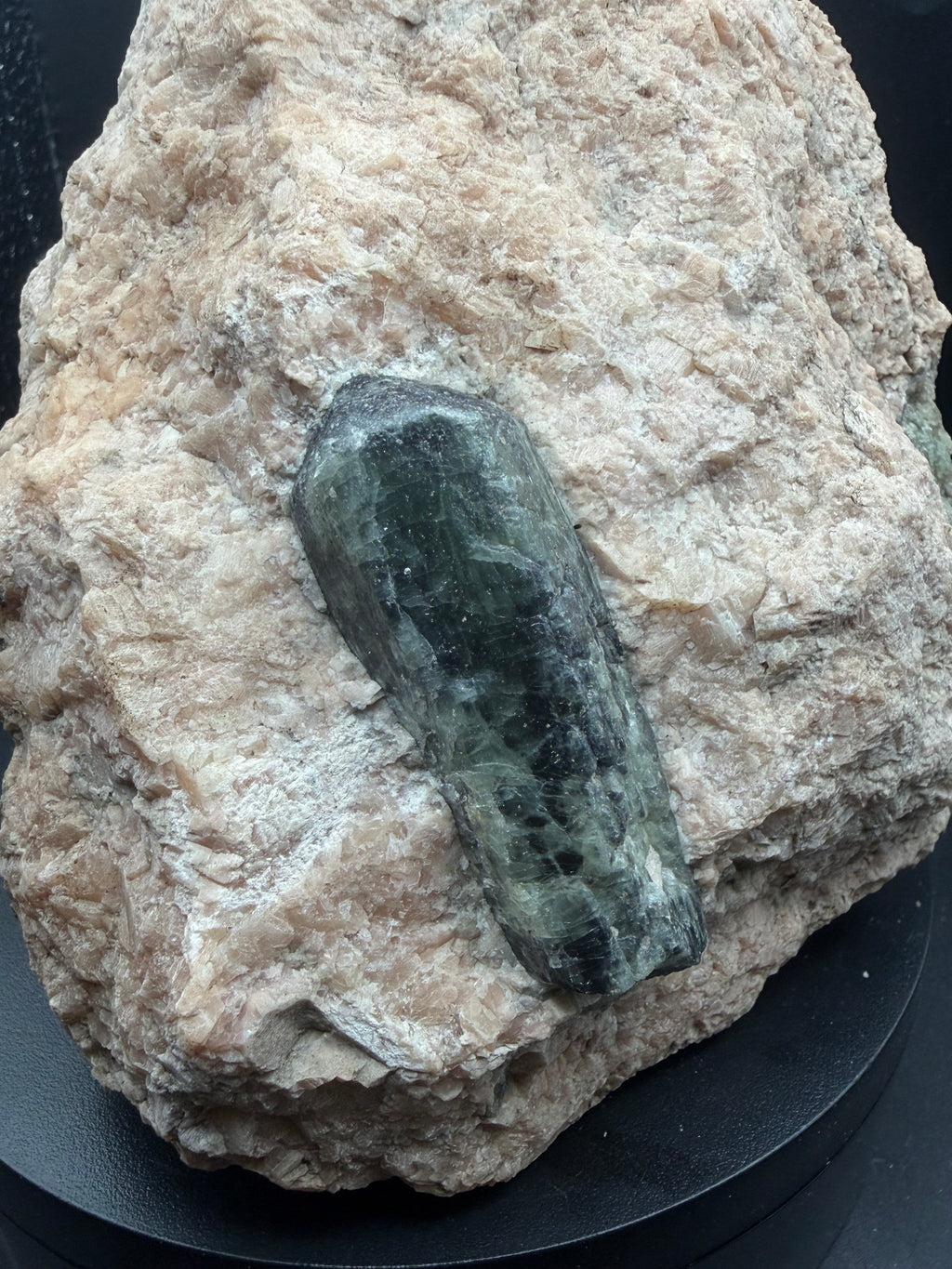 Fluorapatite vert-bleu sur matrice de calcite rose – Edelweiss, Québec