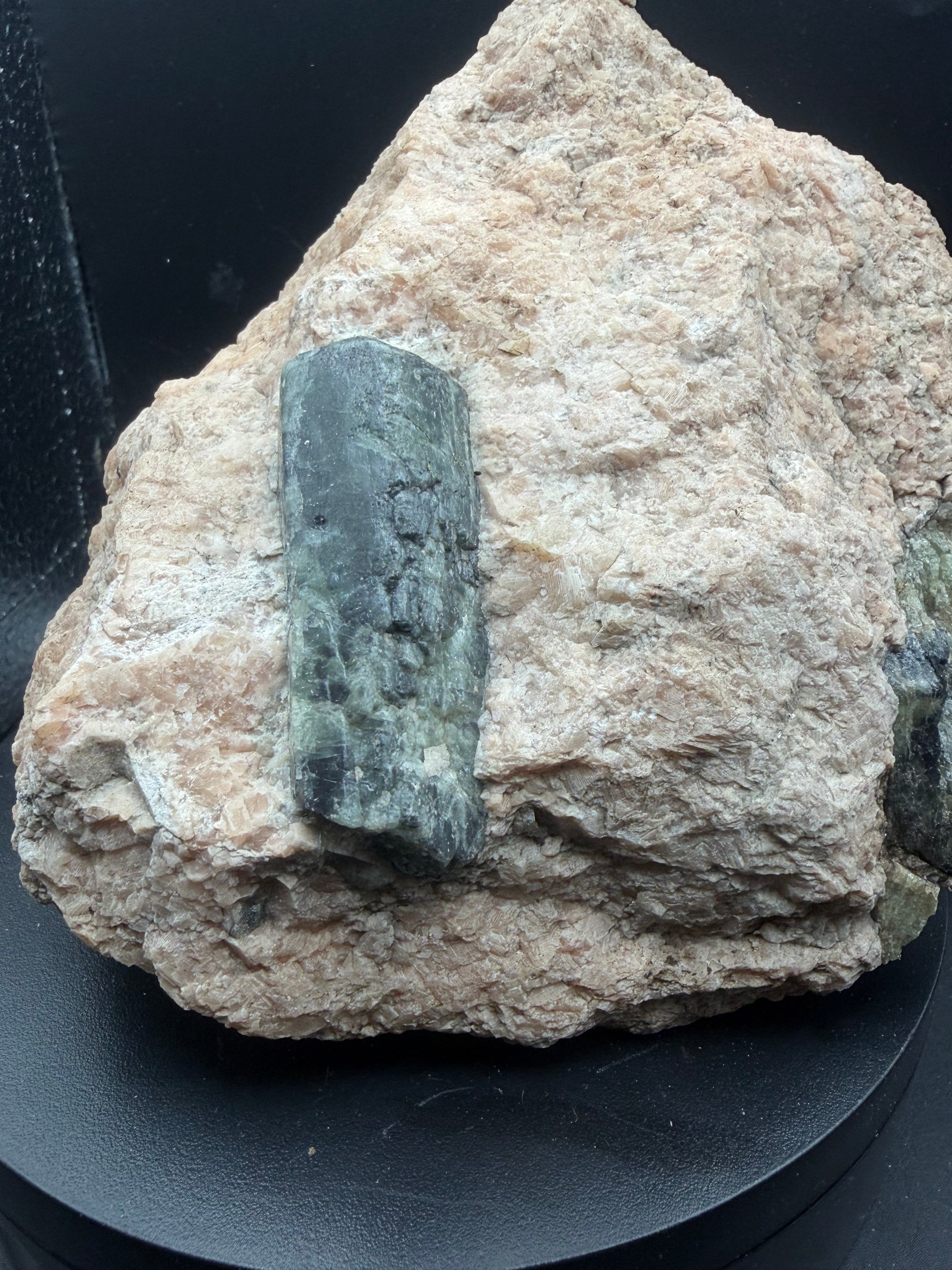 Fluorapatite vert-bleu sur matrice de calcite rose – Edelweiss, Québec