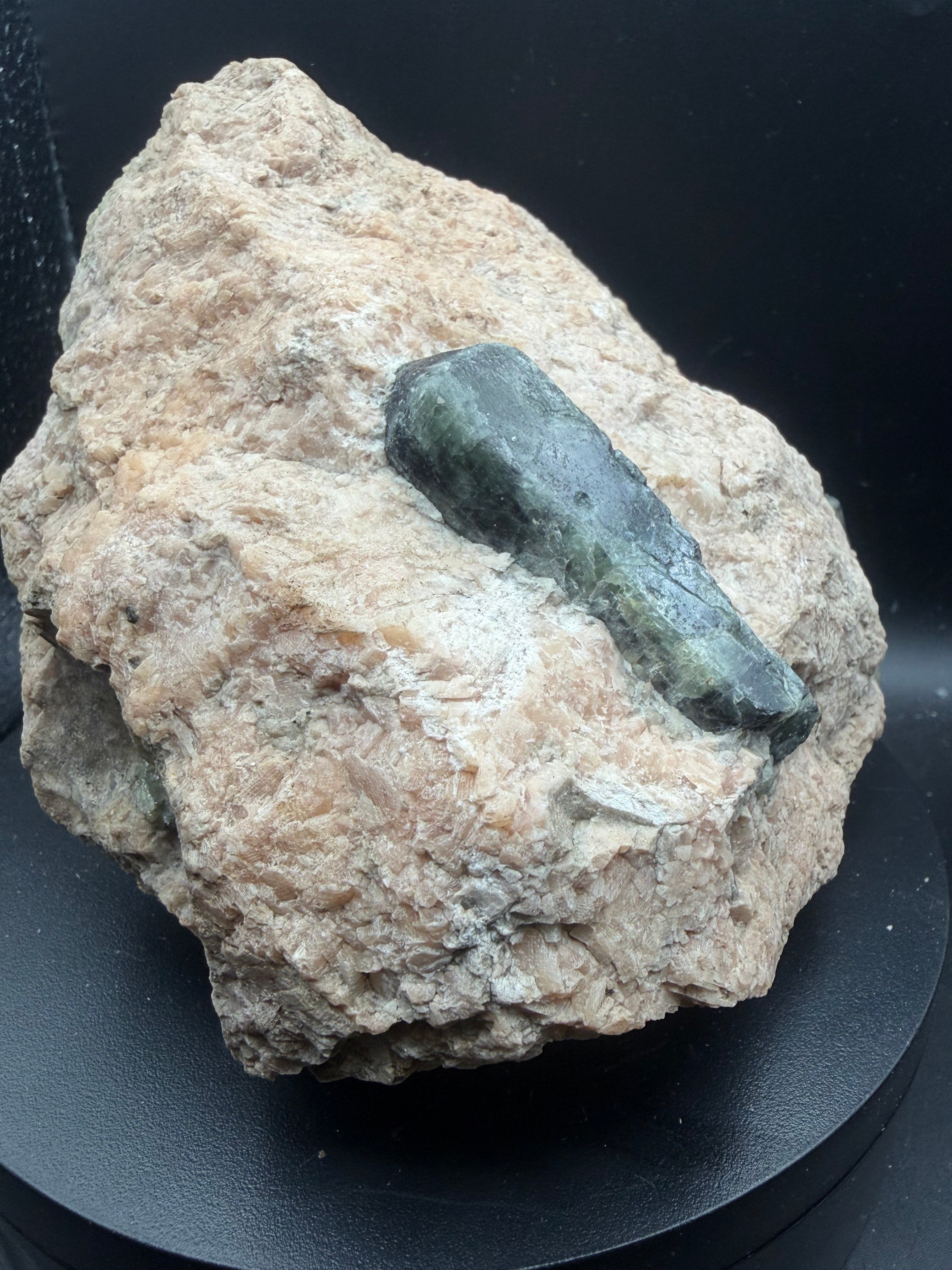 Fluorapatite vert-bleu sur matrice de calcite rose – Edelweiss, Québec