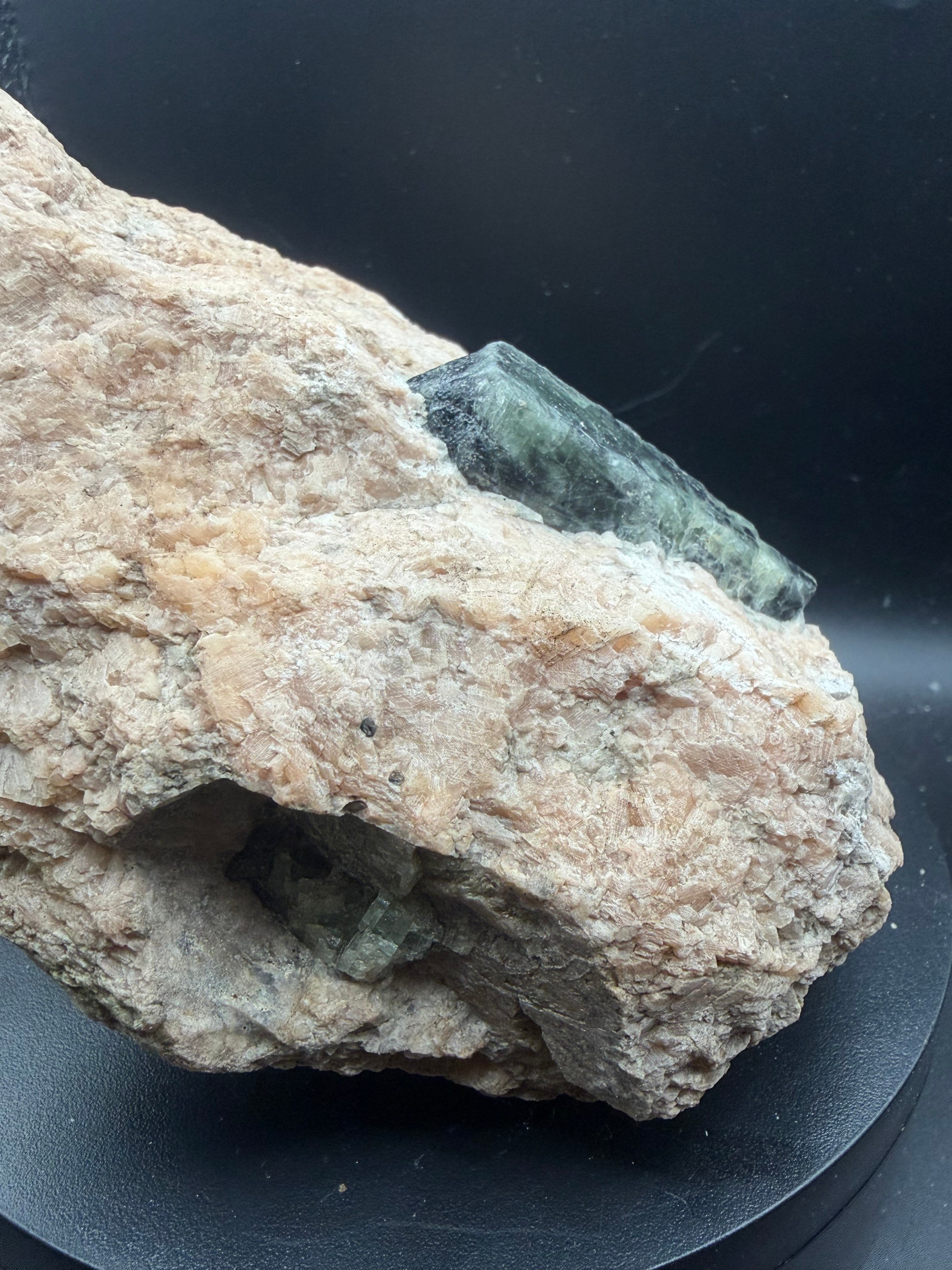 Fluorapatite vert-bleu sur matrice de calcite rose – Edelweiss, Québec