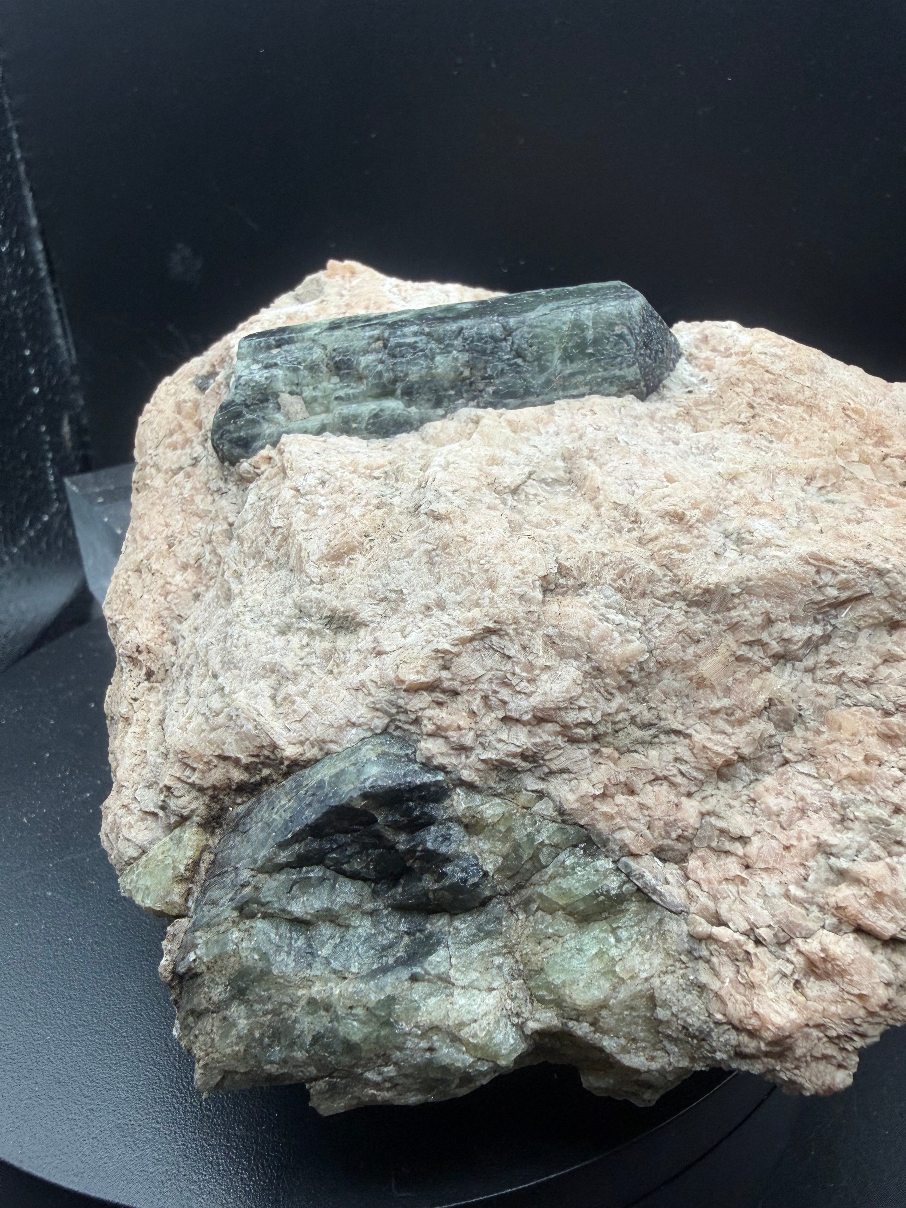 Fluorapatite vert-bleu sur matrice de calcite rose – Edelweiss, Québec