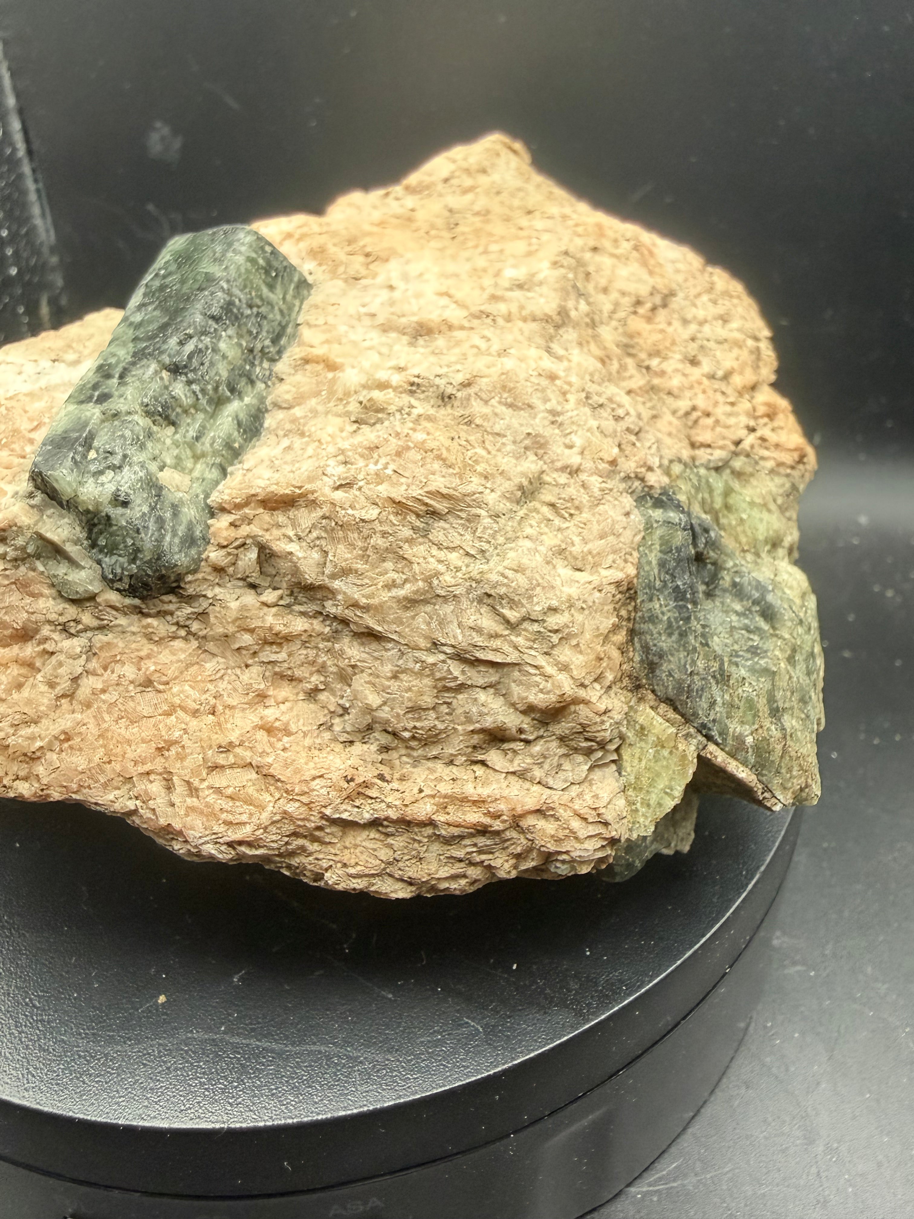 Fluorapatite vert-bleu sur matrice de calcite rose – Edelweiss, Québec