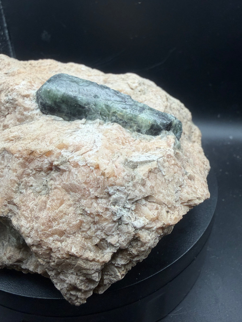 Fluorapatite vert-bleu sur matrice de calcite rose – Edelweiss, Québec