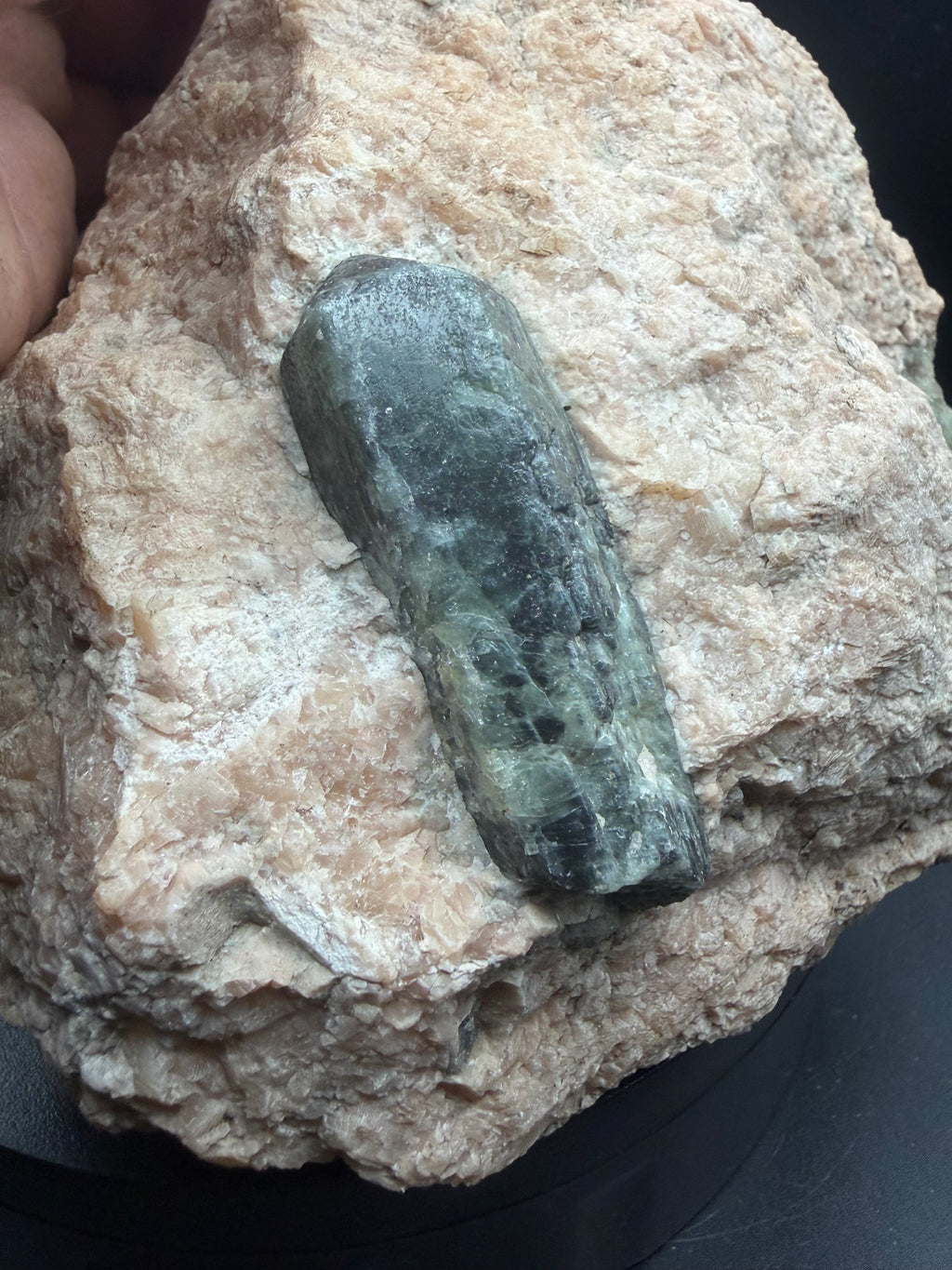 Fluorapatite vert-bleu sur matrice de calcite rose – Edelweiss, Québec