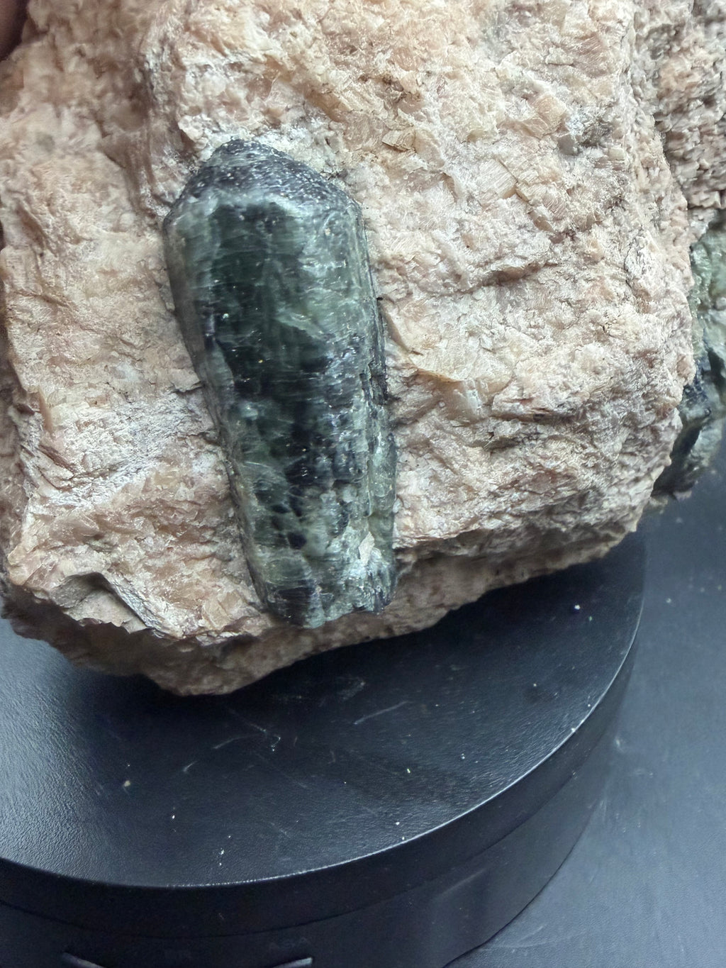 Fluorapatite vert-bleu sur matrice de calcite rose – Edelweiss, Québec
