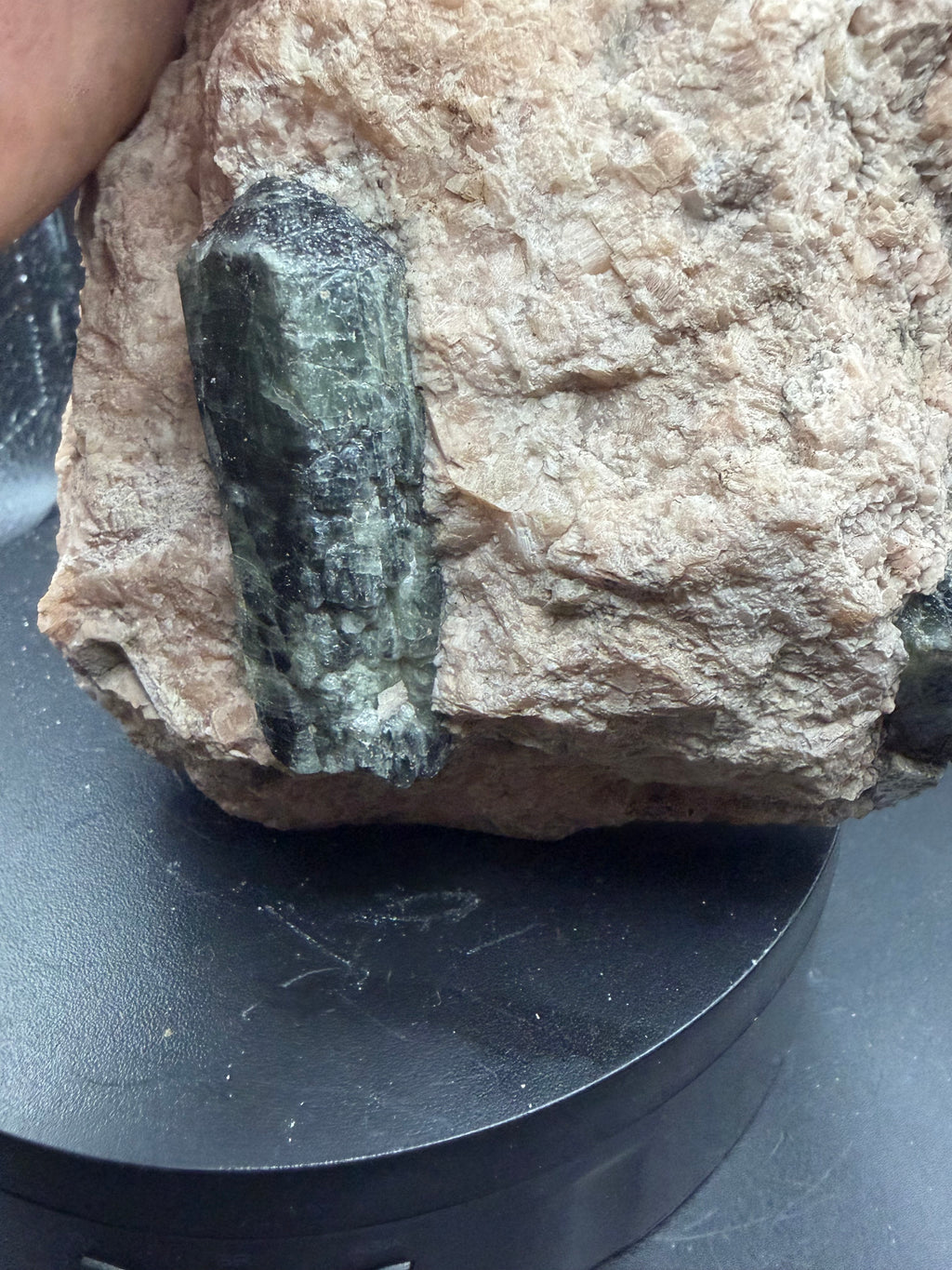 Fluorapatite vert-bleu sur matrice de calcite rose – Edelweiss, Québec