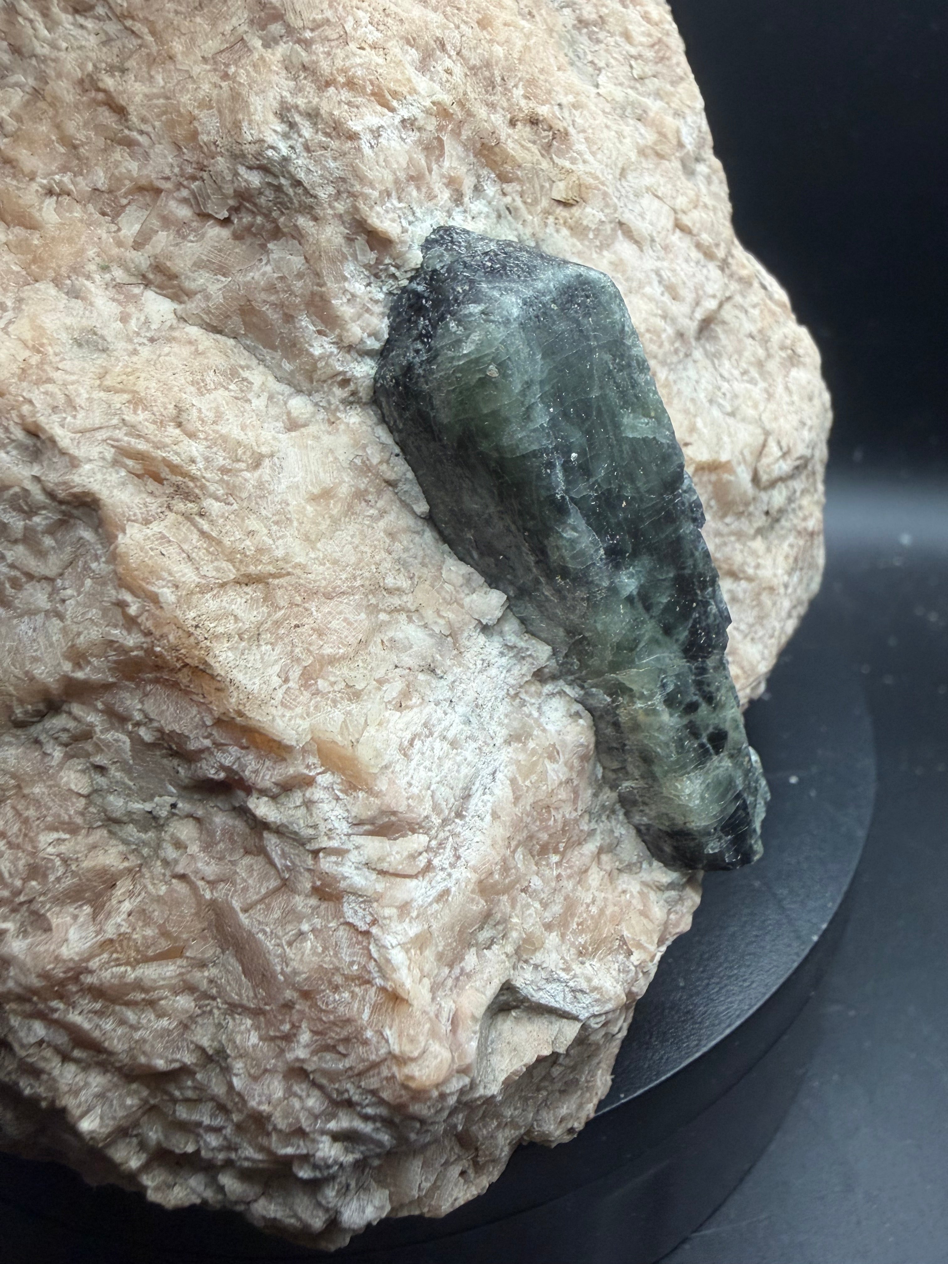 Fluorapatite vert-bleu sur matrice de calcite rose – Edelweiss, Québec