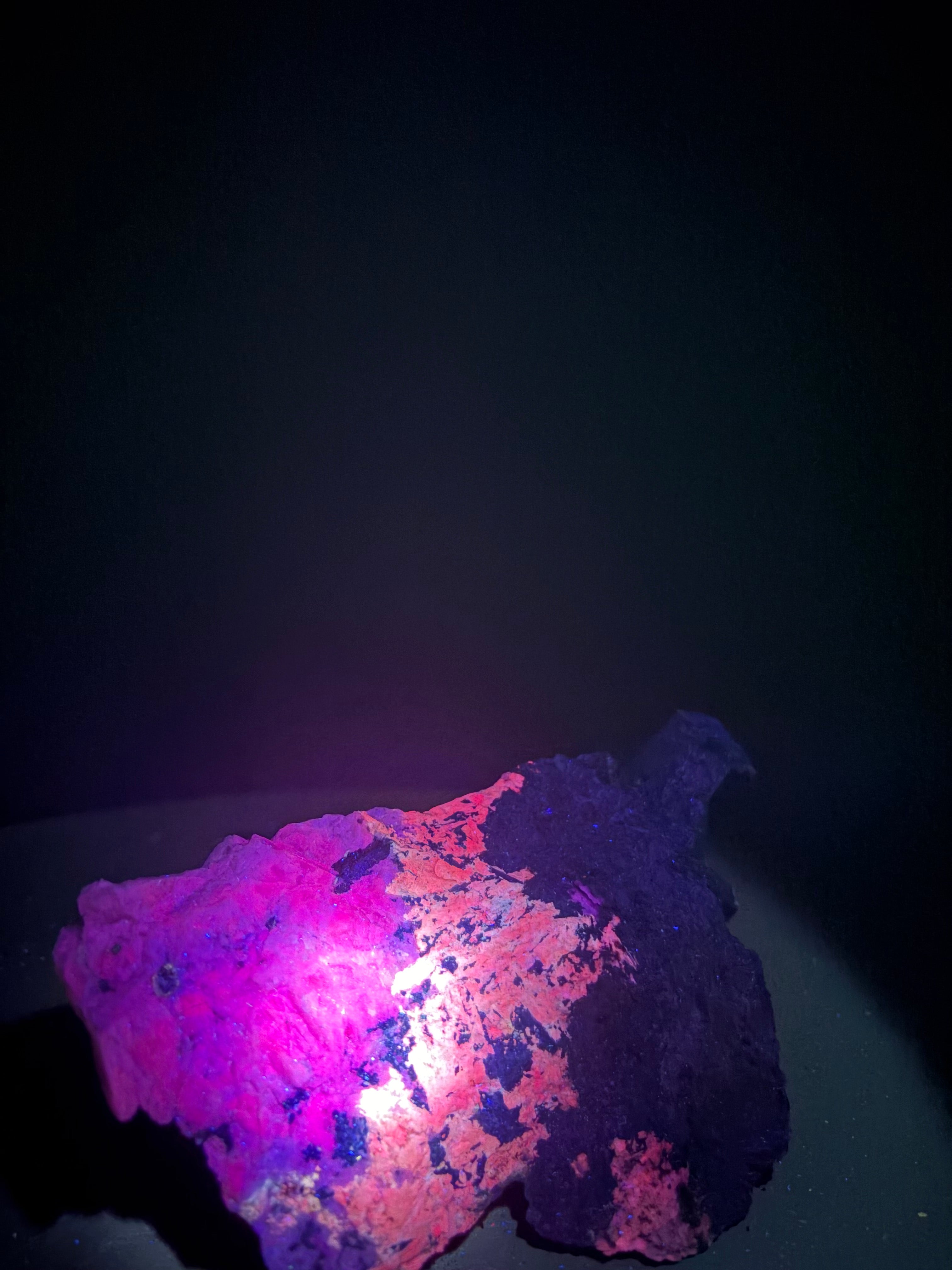 Pyroxène avec Minéraux Inconnus – Zec-Bas-Couper-Désert, Québec