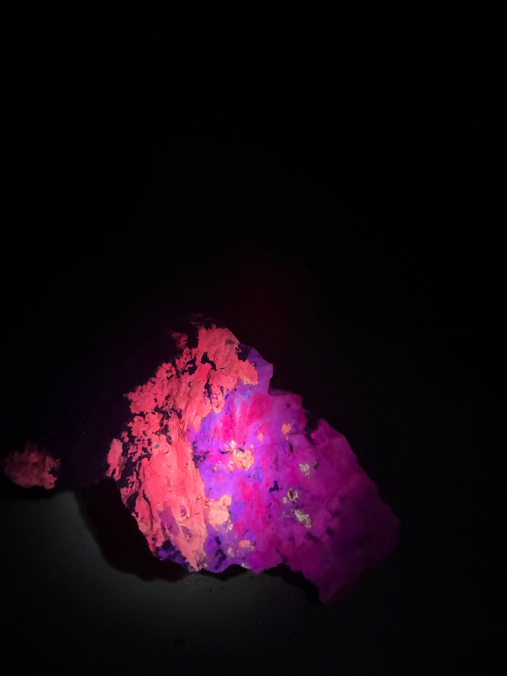 Pyroxène avec Minéraux Inconnus – Zec-Bas-Couper-Désert, Québec