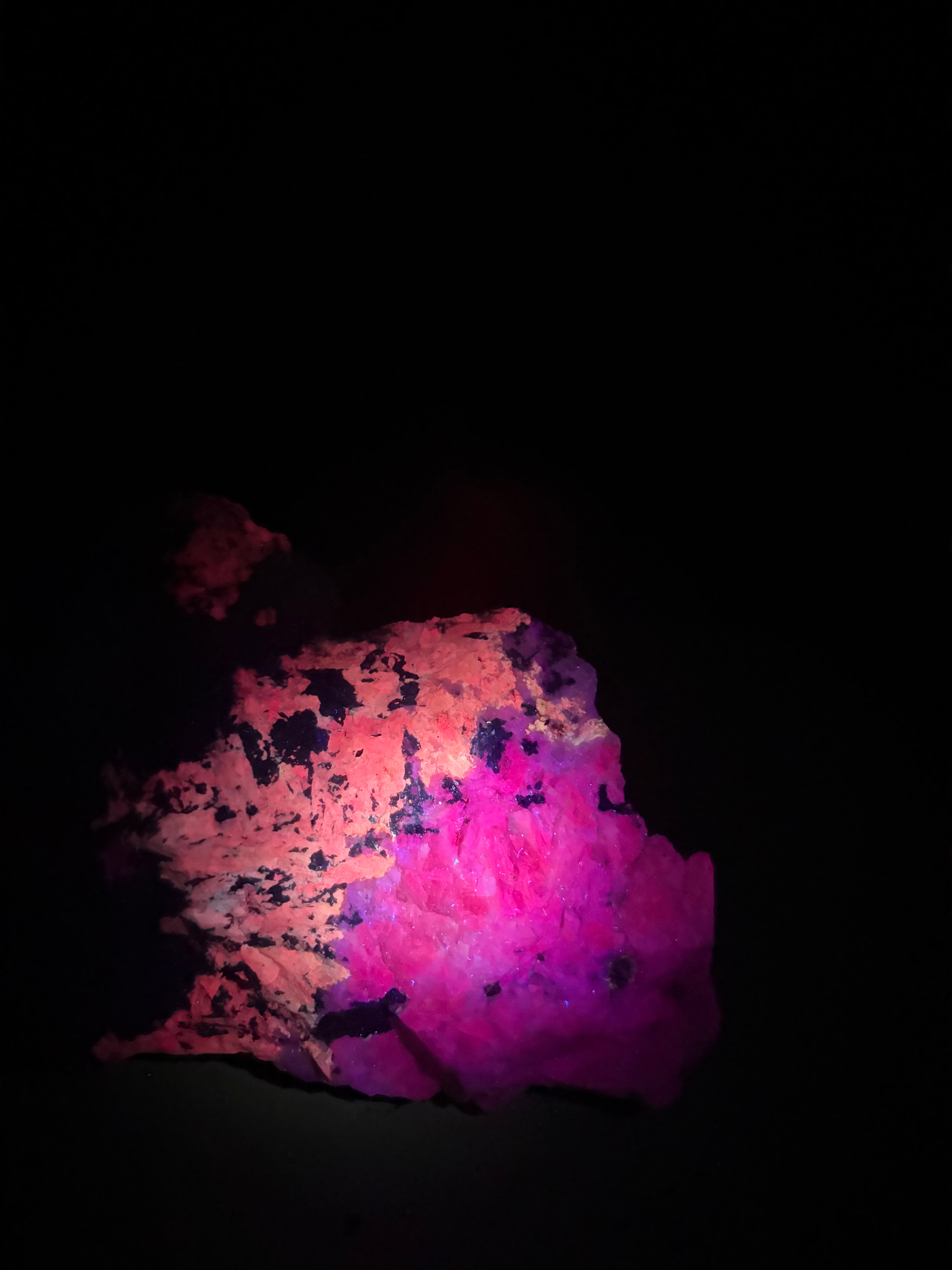 Pyroxène avec Minéraux Inconnus – Zec-Bas-Couper-Désert, Québec