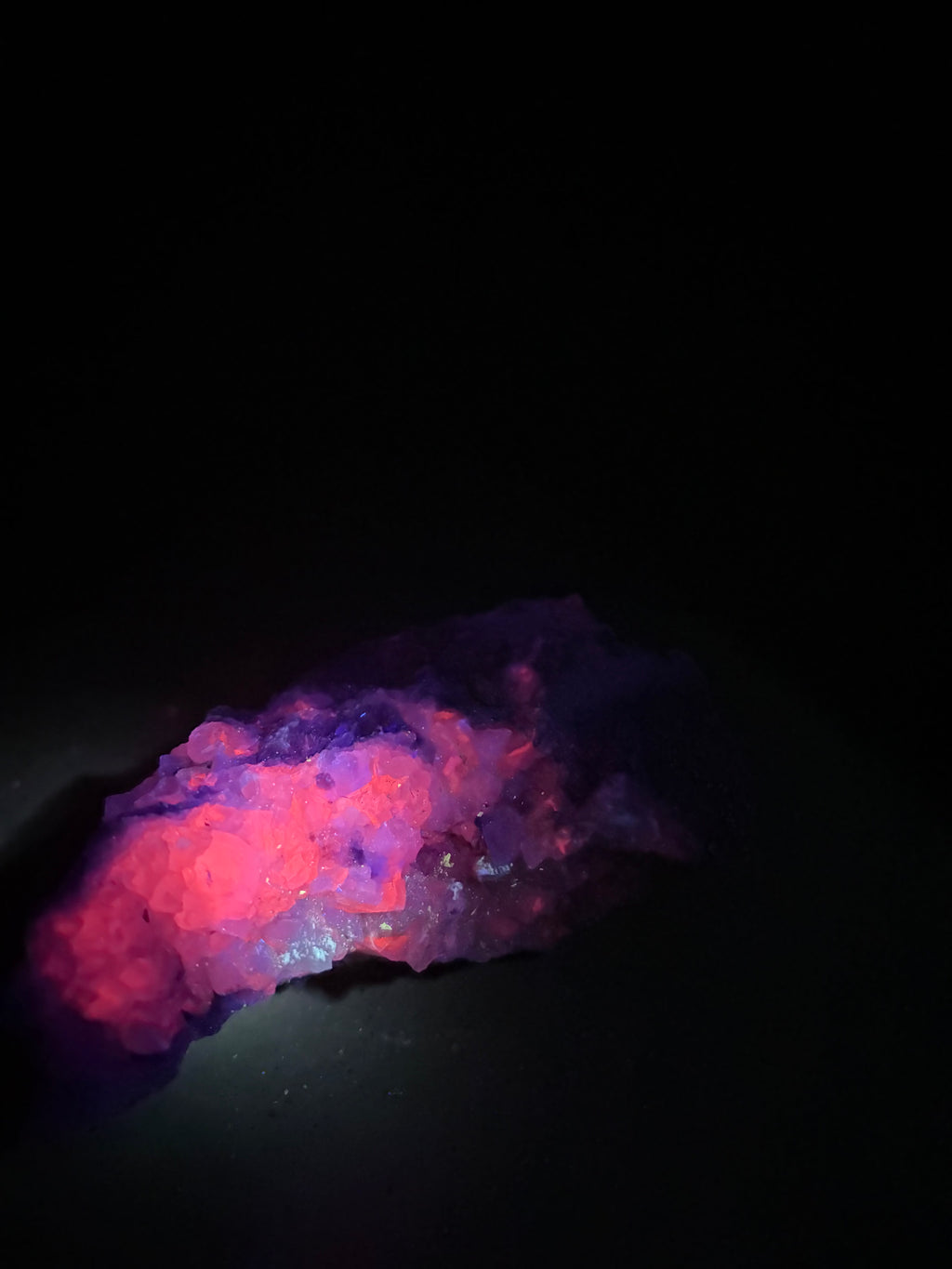 Calcite avec Feldspath et Fluorapatite – Cantley, Québec