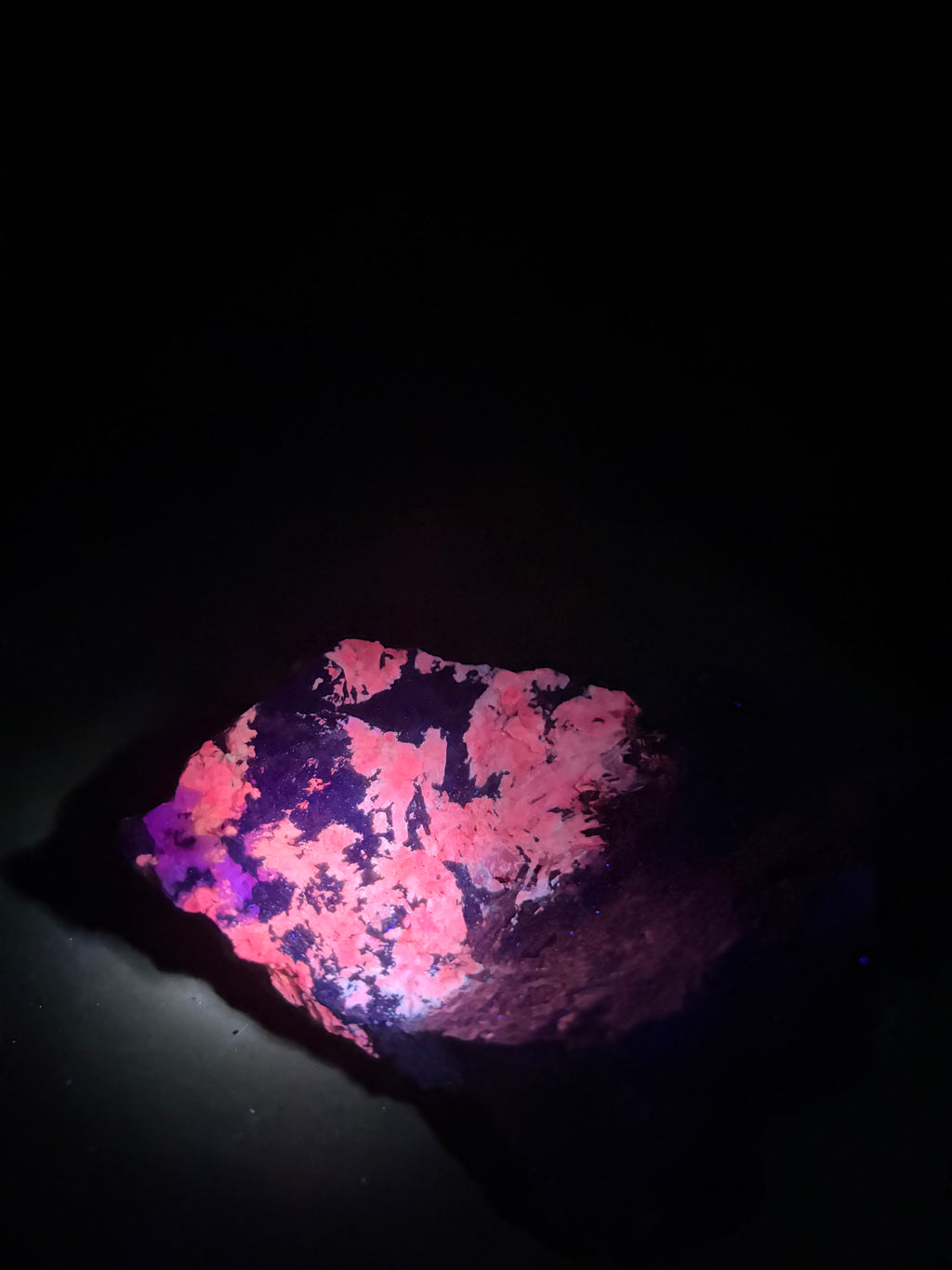 Pyroxène avec Minéraux Inconnus fluorescent – Zec-Bas-Couper-Désert, Québec