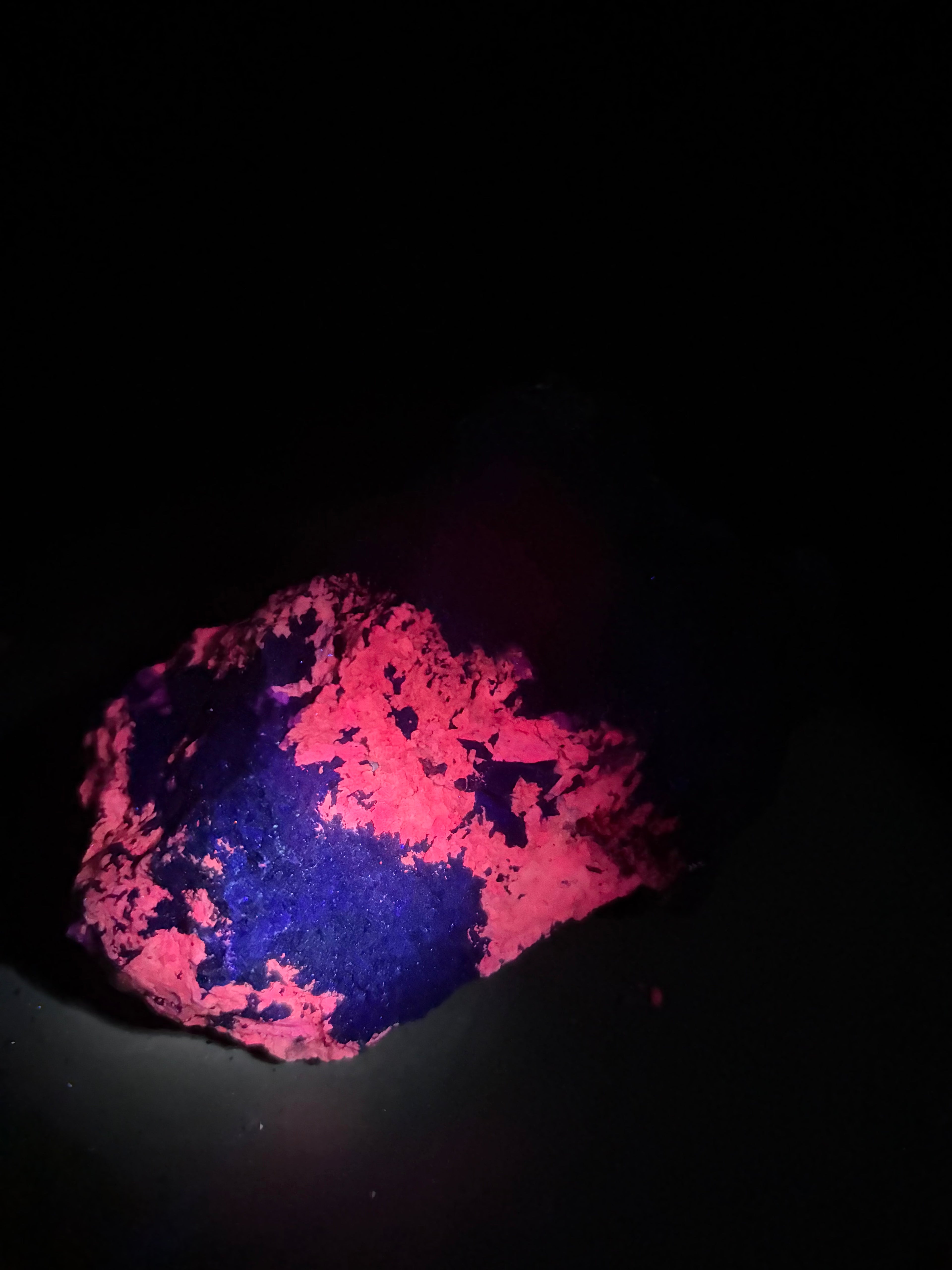 Pyroxène avec Minéraux Inconnus fluorescent – Zec-Bas-Couper-Désert, Québec