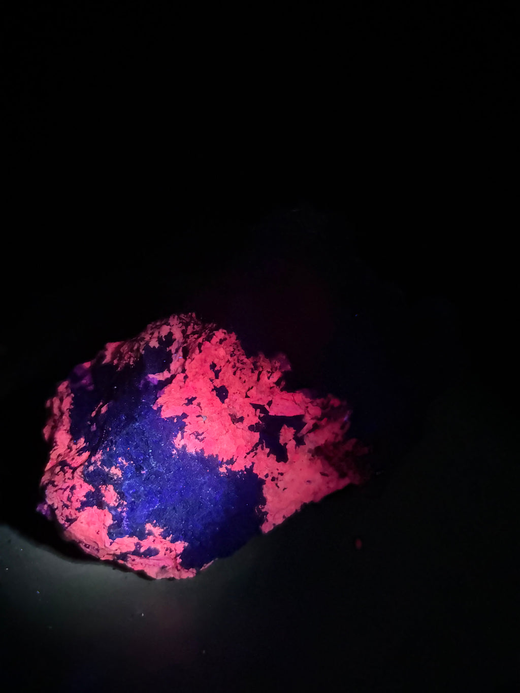 Pyroxène avec Minéraux Inconnus fluorescent – Zec-Bas-Couper-Désert, Québec