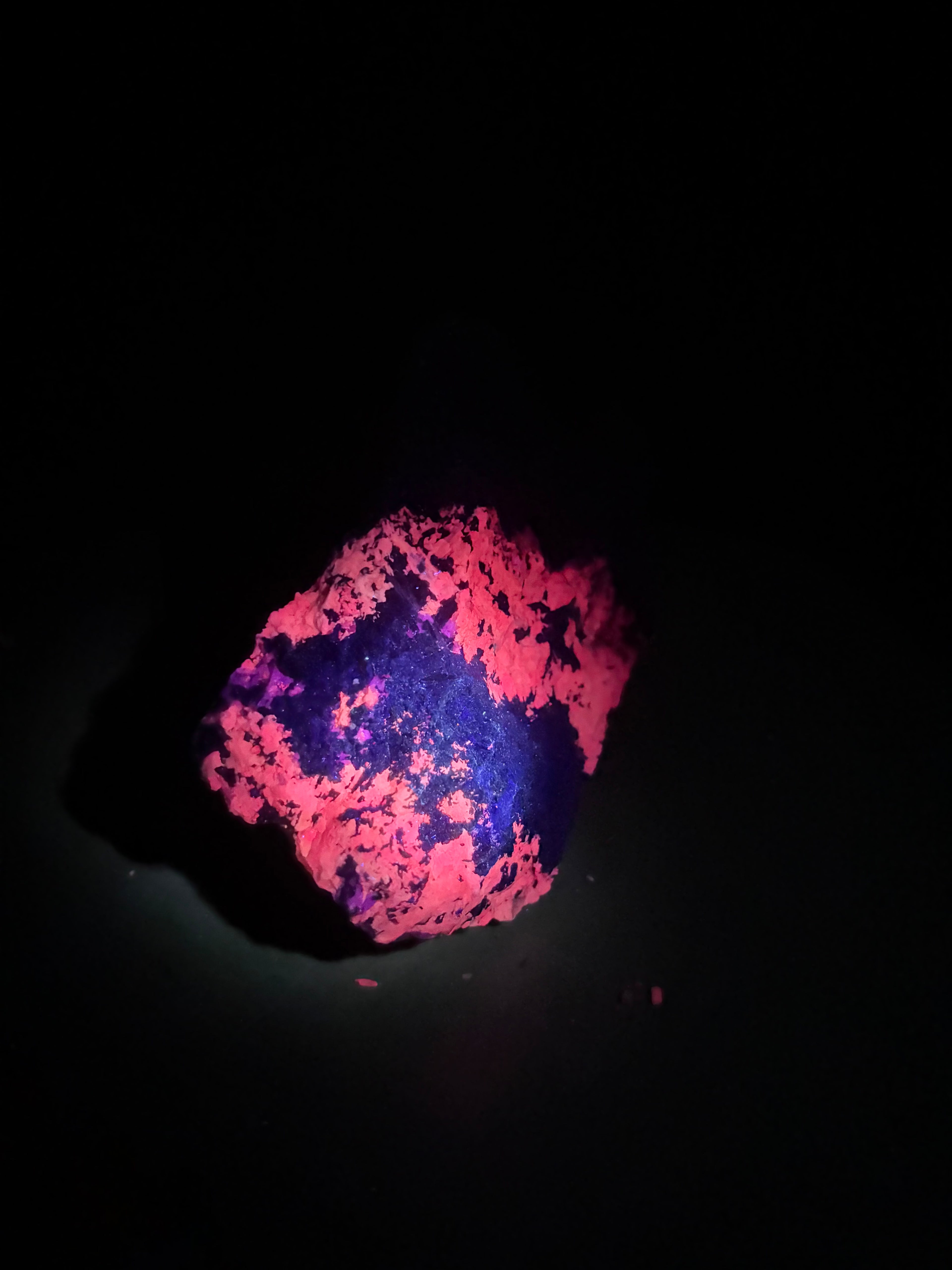 Pyroxène avec Minéraux Inconnus fluorescent – Zec-Bas-Couper-Désert, Québec