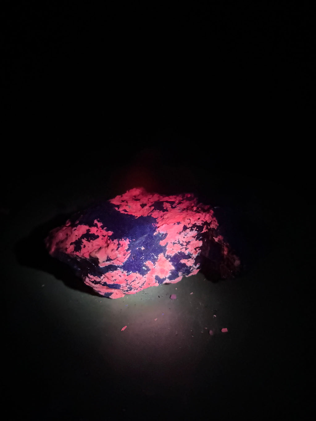 Pyroxène avec Minéraux Inconnus fluorescent – Zec-Bas-Couper-Désert, Québec