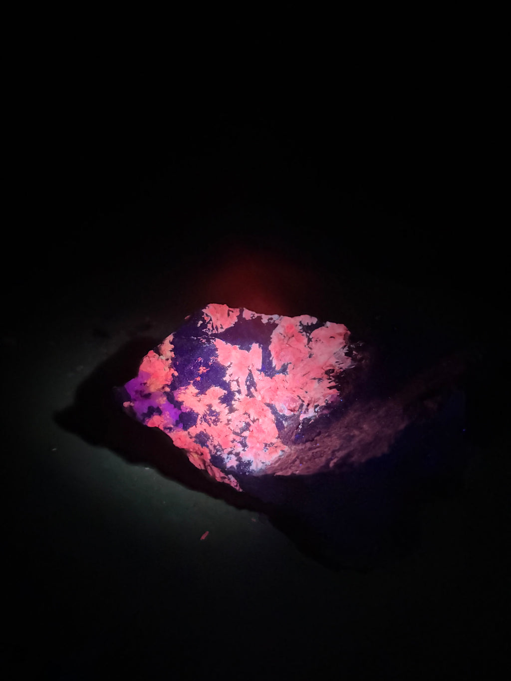 Pyroxène avec Minéraux Inconnus fluorescent – Zec-Bas-Couper-Désert, Québec