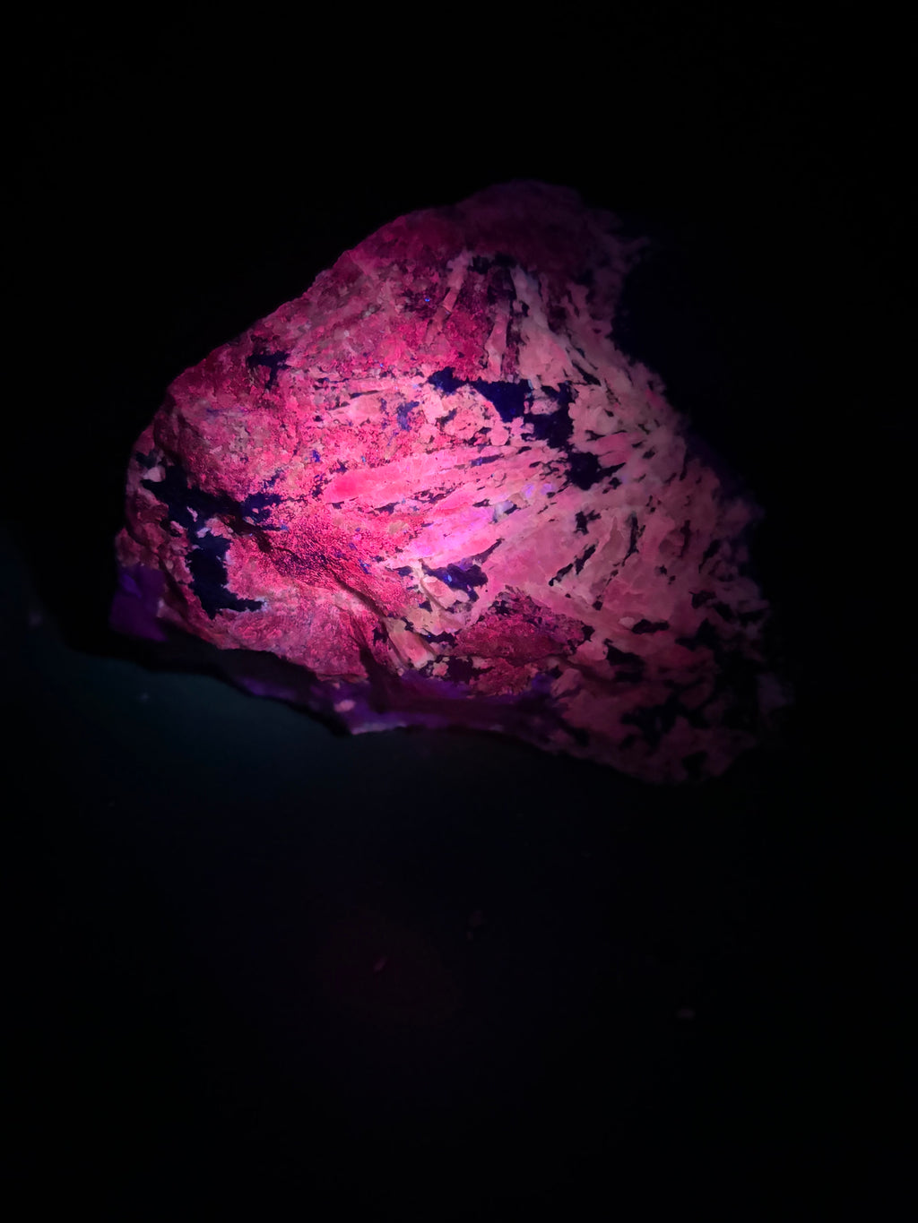 Pyroxène avec Minéraux Inconnus fluorescent – Zec-Bas-Couper-Désert, Québec