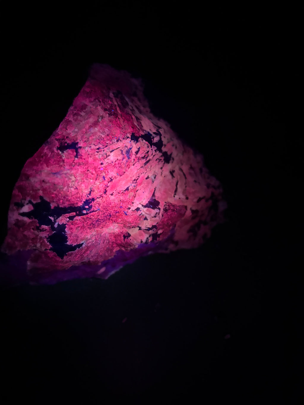 Pyroxène avec Minéraux Inconnus fluorescent – Zec-Bas-Couper-Désert, Québec