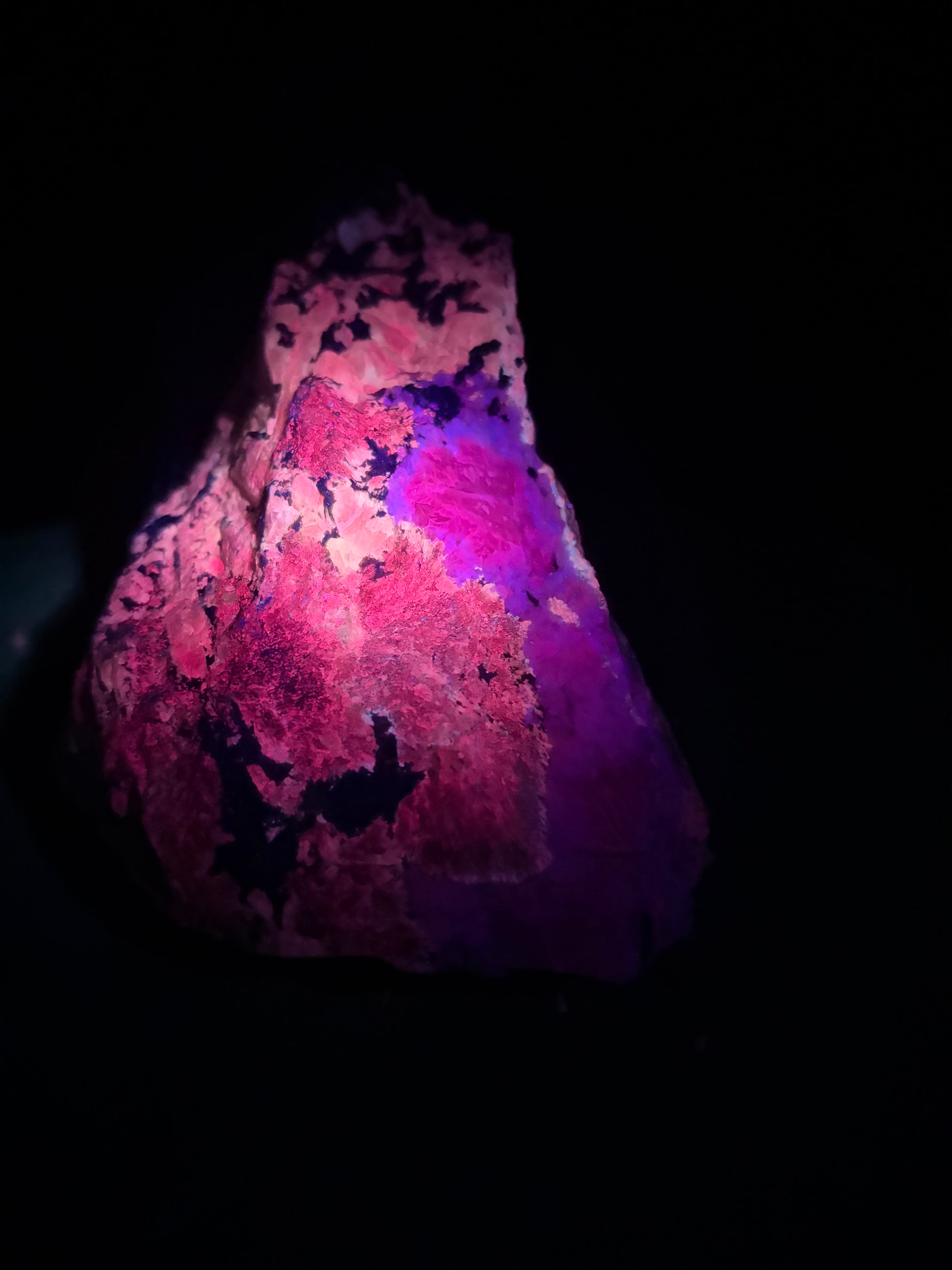 Pyroxène avec Minéraux Inconnus fluorescent – Zec-Bas-Couper-Désert, Québec