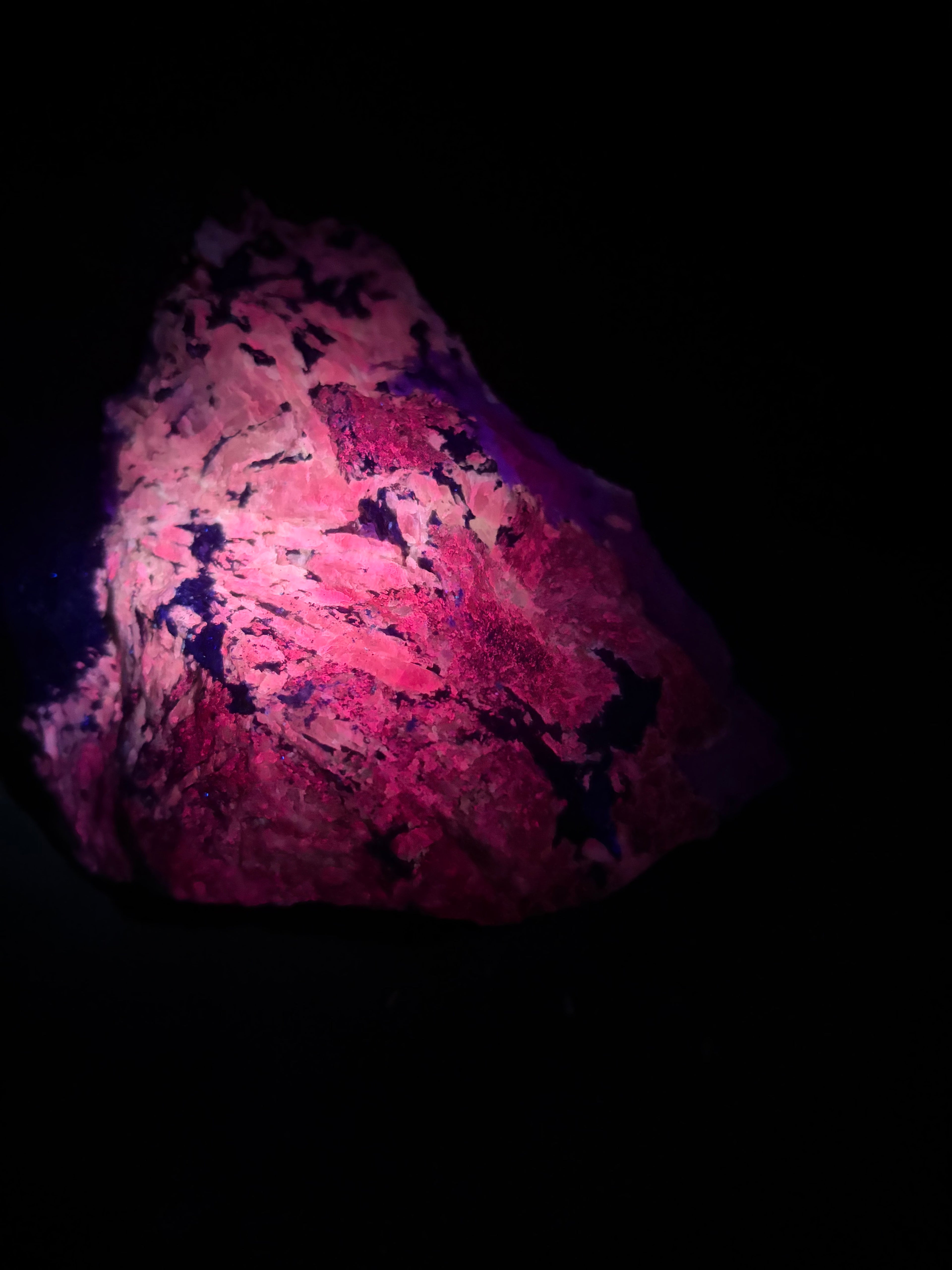 Pyroxène avec Minéraux Inconnus fluorescent – Zec-Bas-Couper-Désert, Québec
