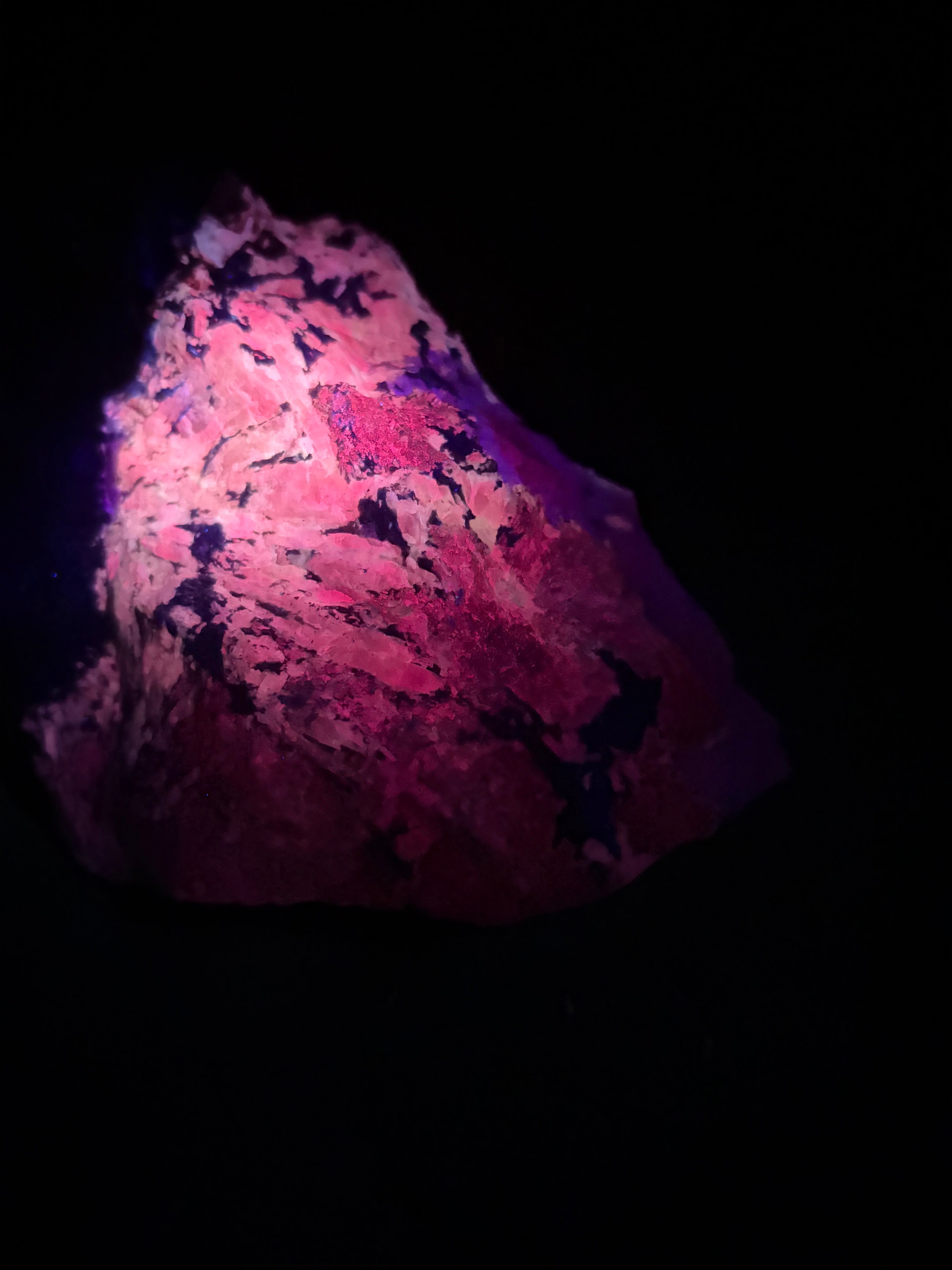 Pyroxène avec Minéraux Inconnus fluorescent – Zec-Bas-Couper-Désert, Québec