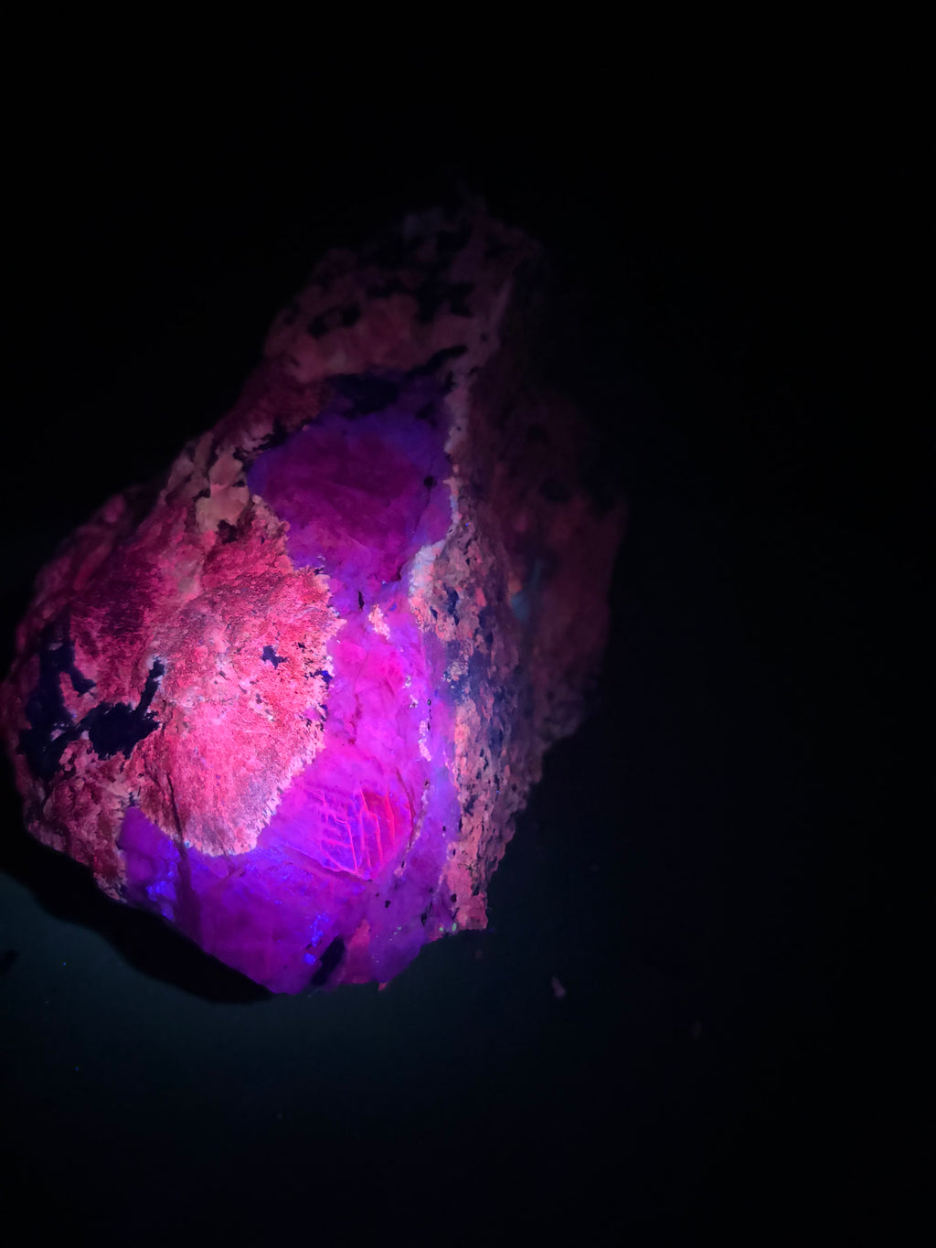 Pyroxène avec Minéraux Inconnus fluorescent – Zec-Bas-Couper-Désert, Québec