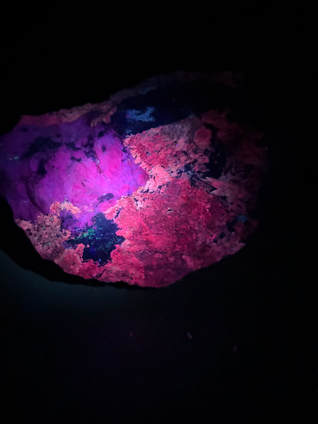 Pyroxène avec Minéraux Inconnus fluorescent – Zec-Bas-Couper-Désert, Québec