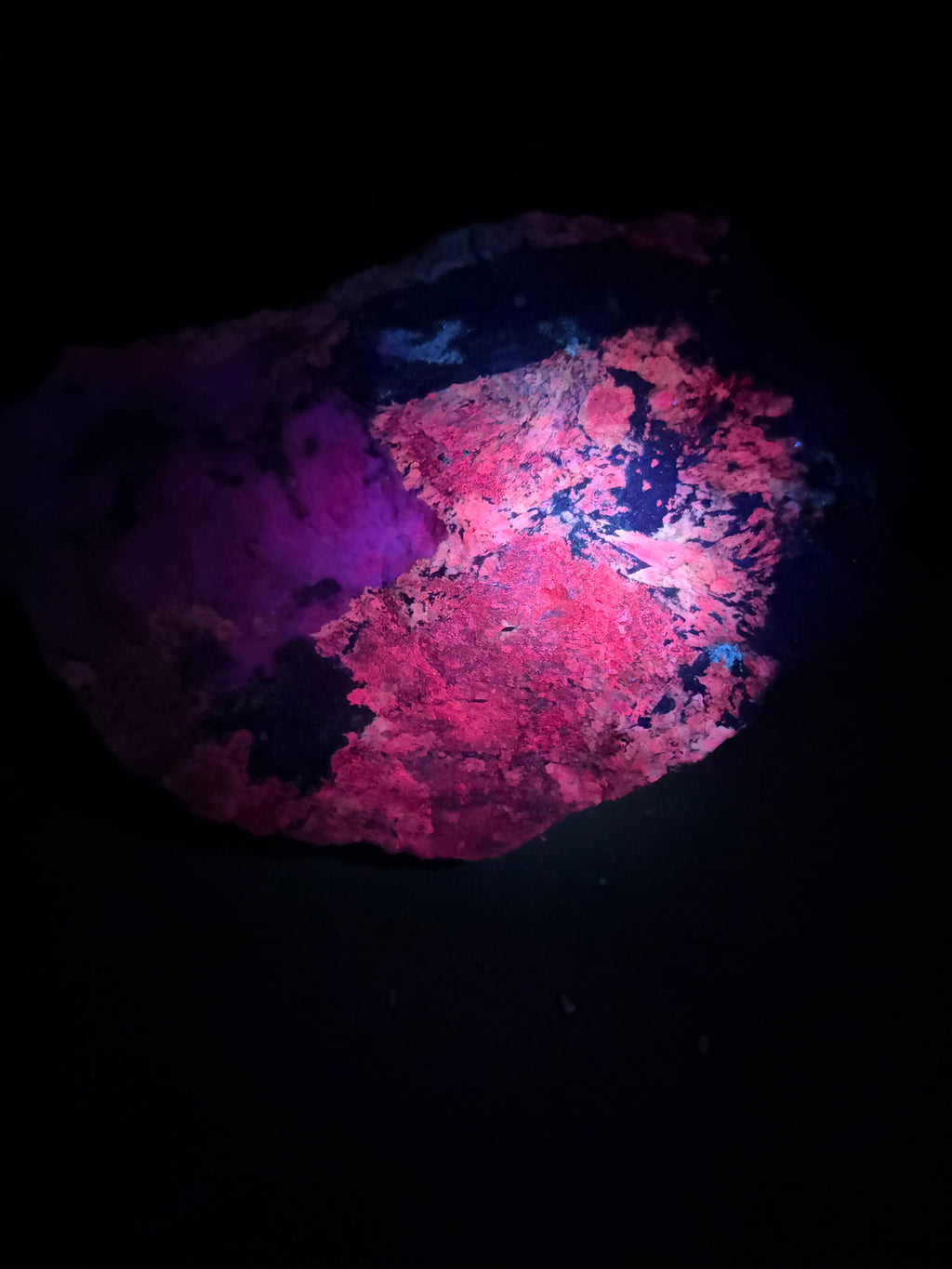 Pyroxène avec Minéraux Inconnus fluorescent – Zec-Bas-Couper-Désert, Québec