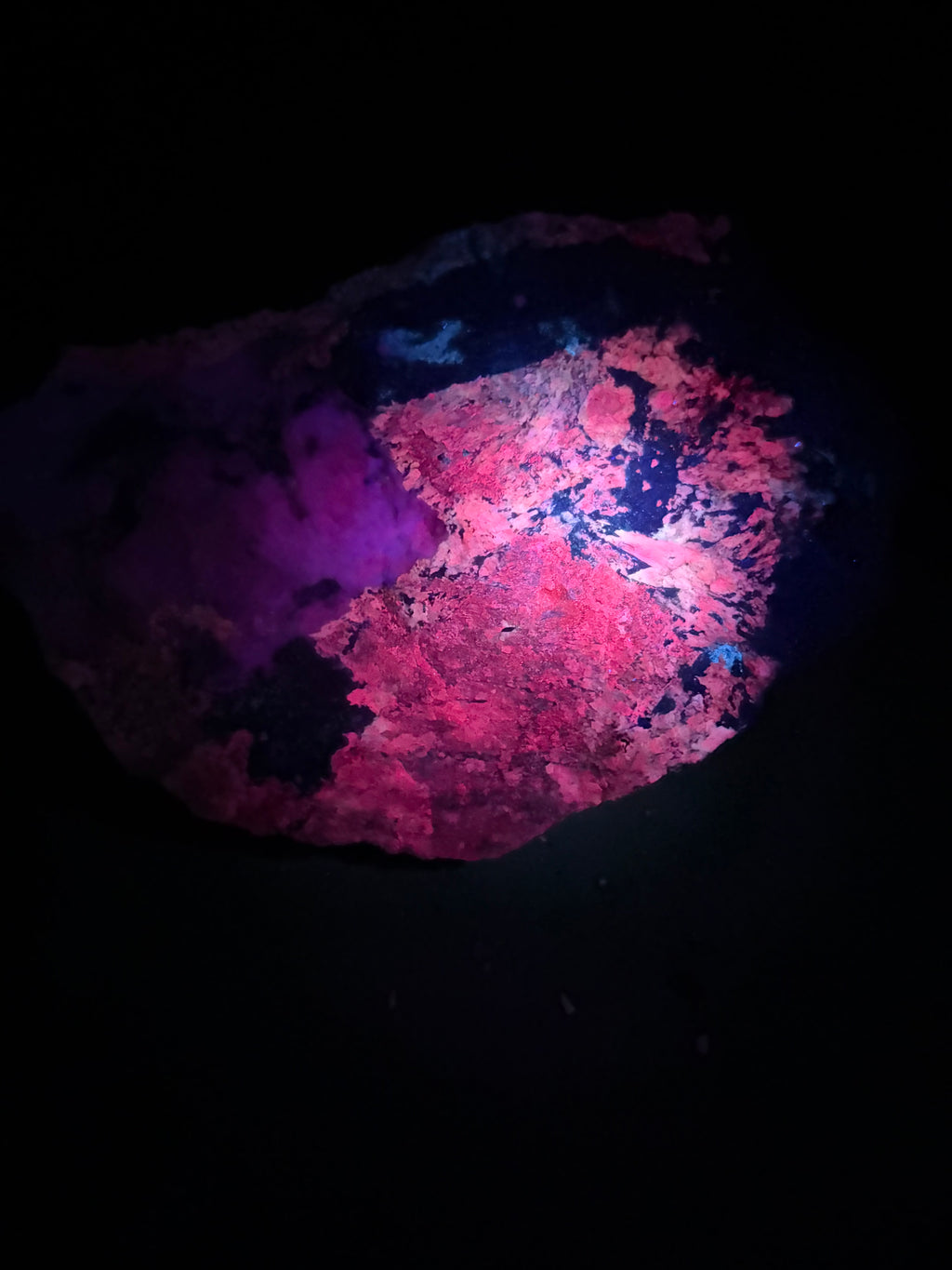 Pyroxène avec Minéraux Inconnus fluorescent – Zec-Bas-Couper-Désert, Québec
