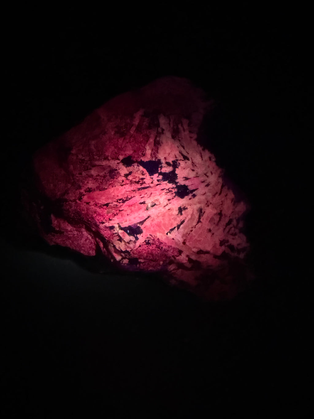 Pyroxène avec Minéraux Inconnus fluorescent – Zec-Bas-Couper-Désert, Québec