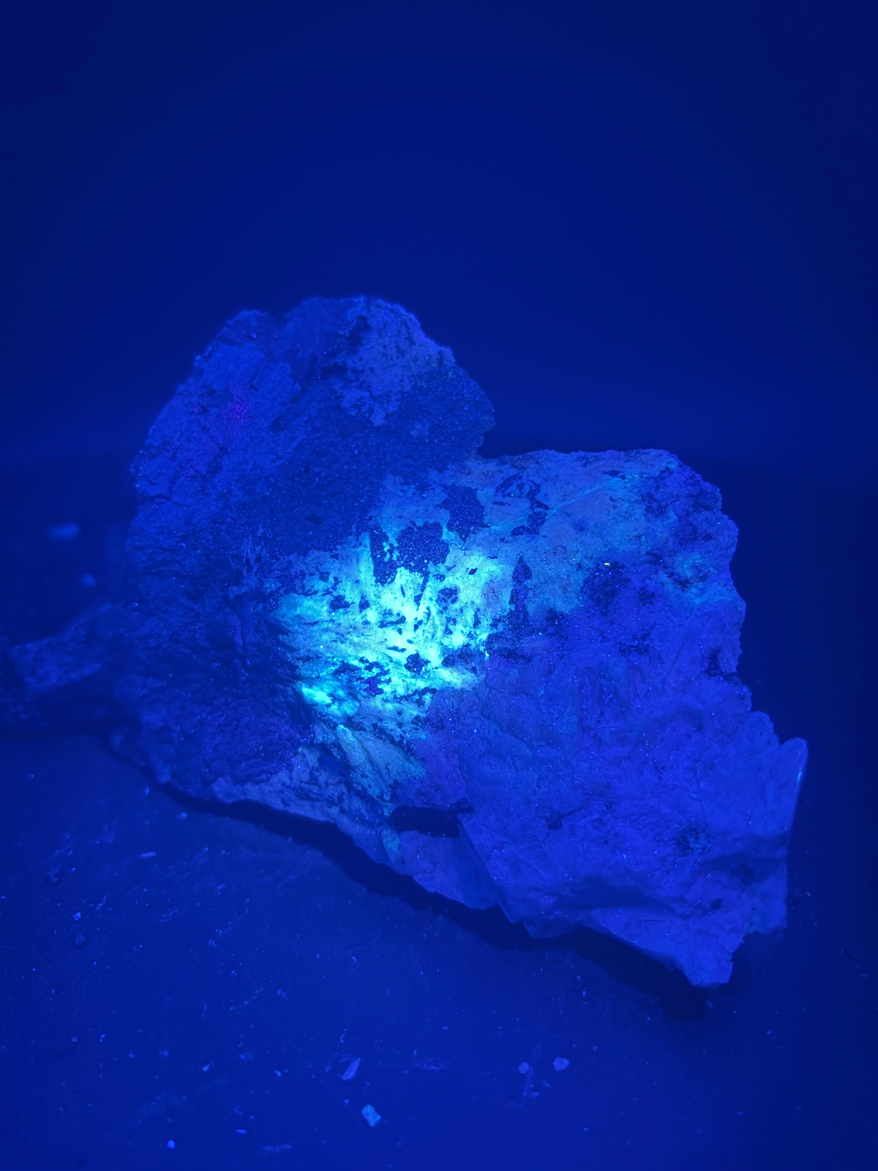 Pyroxène avec Minéraux Inconnus fluorescent – Zec-Bas-Couper-Désert, Québec