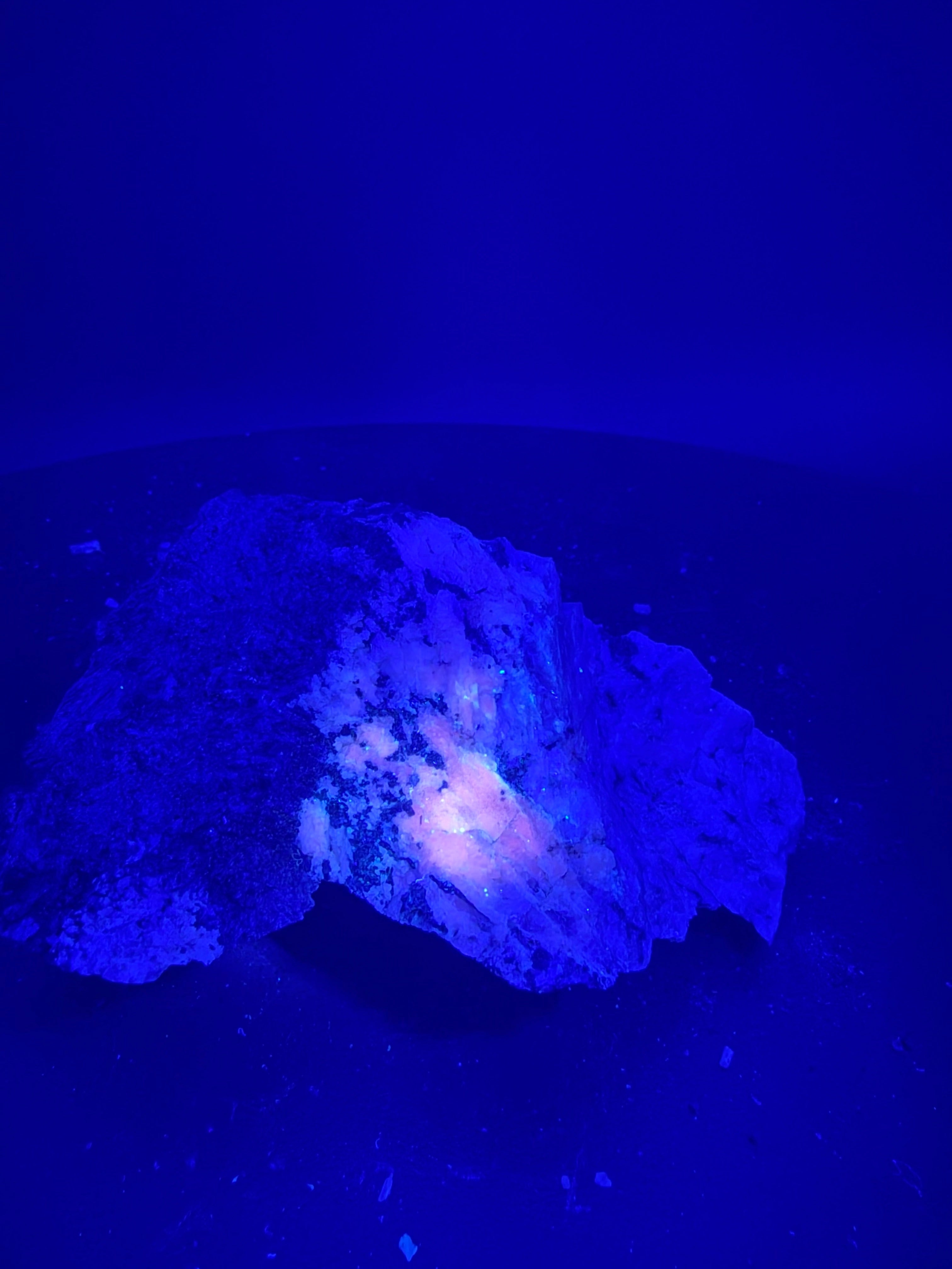 Pyroxène avec Minéraux Inconnus fluorescent – Zec-Bas-Couper-Désert, Québec
