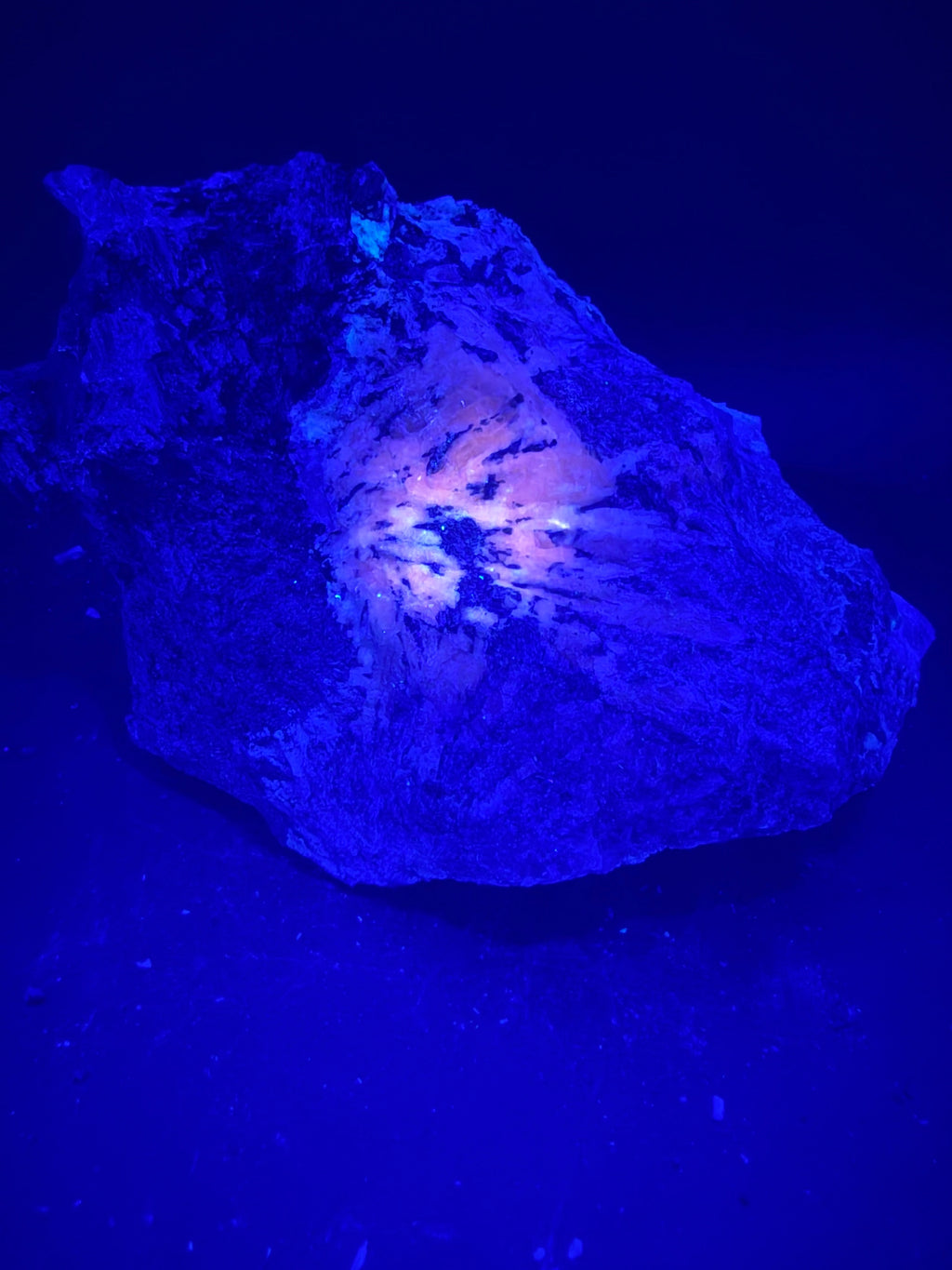 Pyroxène avec Minéraux Inconnus fluorescent – Zec-Bas-Couper-Désert, Québec