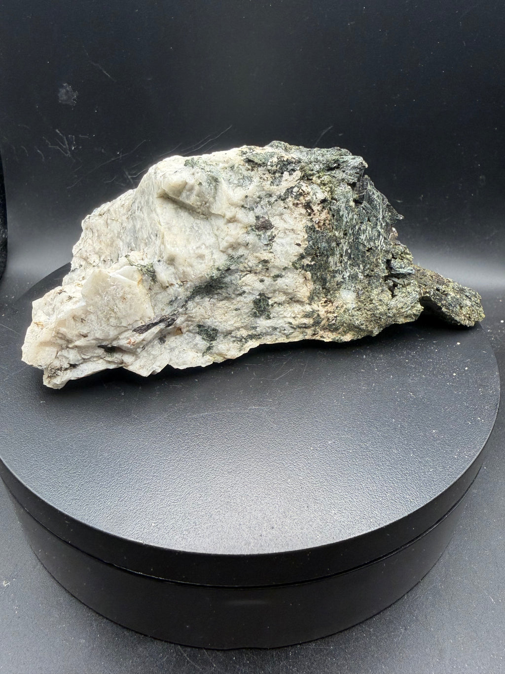 Pyroxène avec Minéraux Inconnus – Zec-Bas-Couper-Désert, Québec