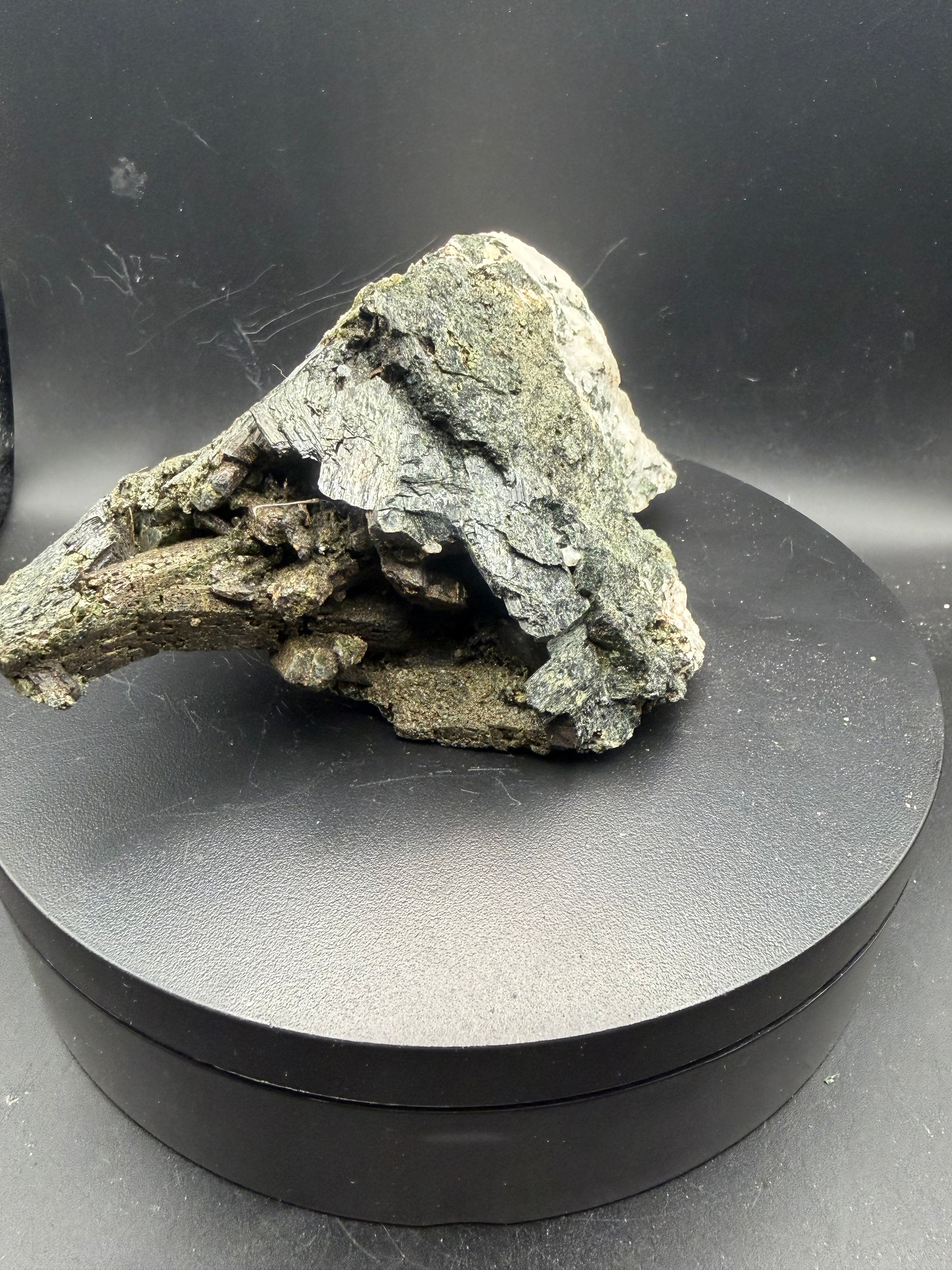 Pyroxène avec Minéraux Inconnus – Zec-Bas-Couper-Désert, Québec