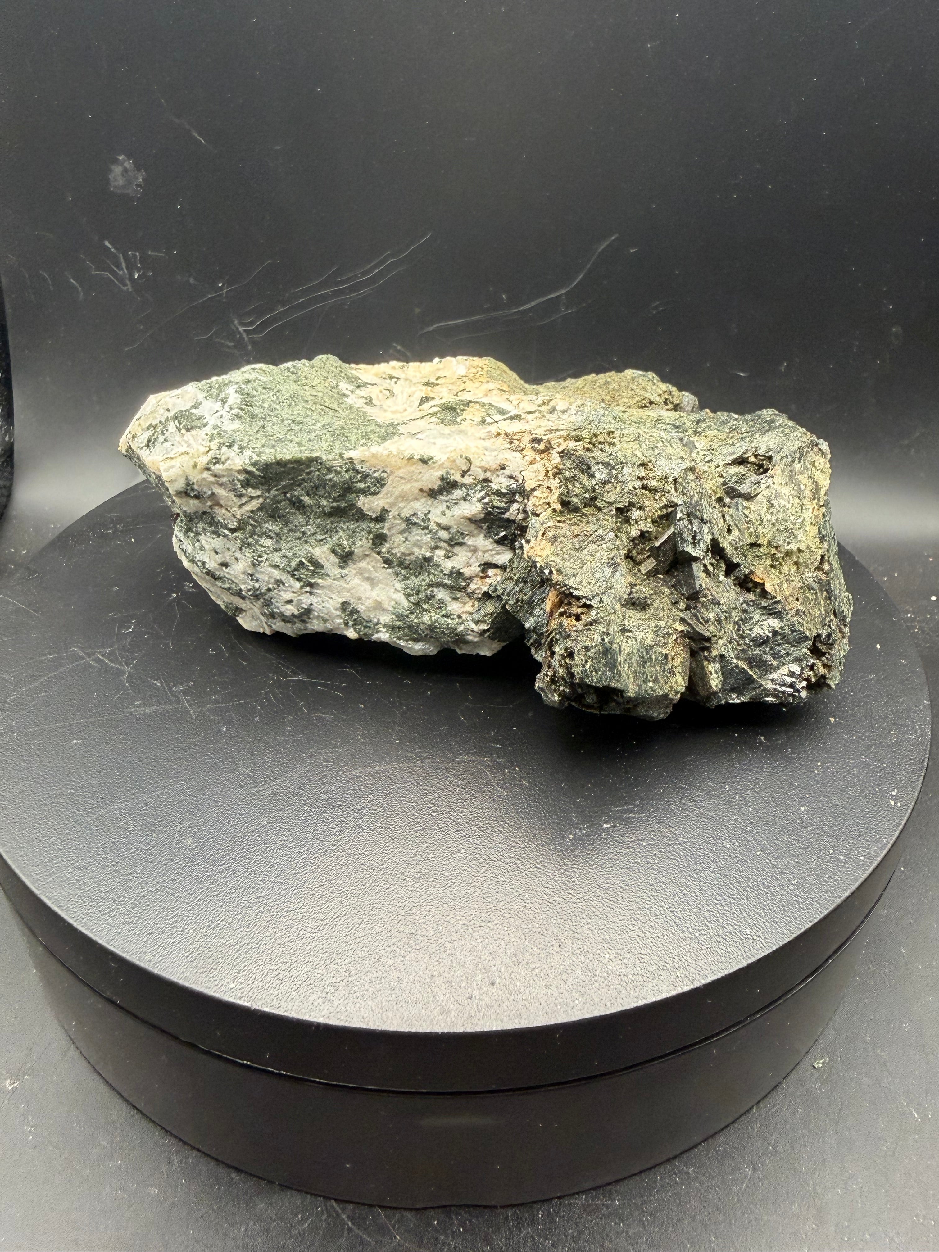 Pyroxène avec Minéraux Inconnus fluorescent – Zec-Bas-Couper-Désert, Québec