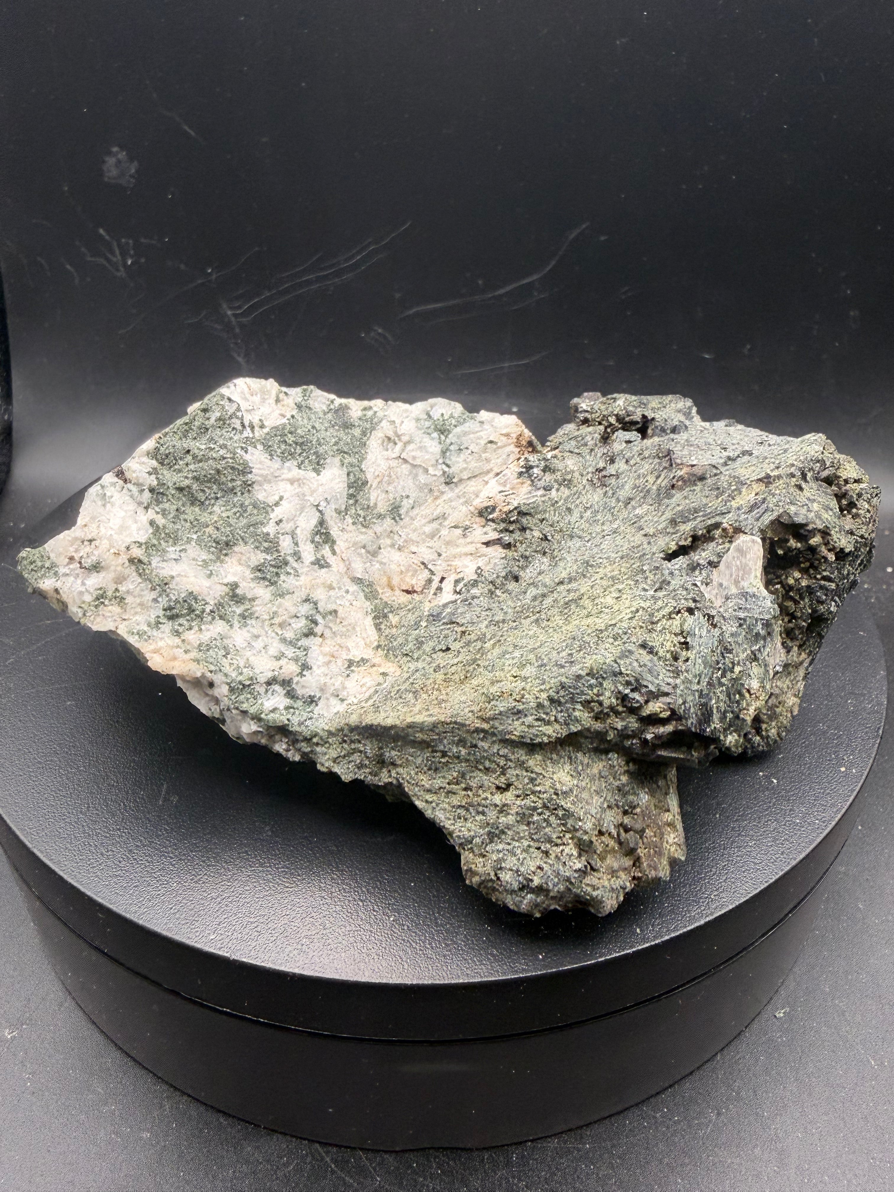 Pyroxène avec Minéraux Inconnus fluorescent – Zec-Bas-Couper-Désert, Québec