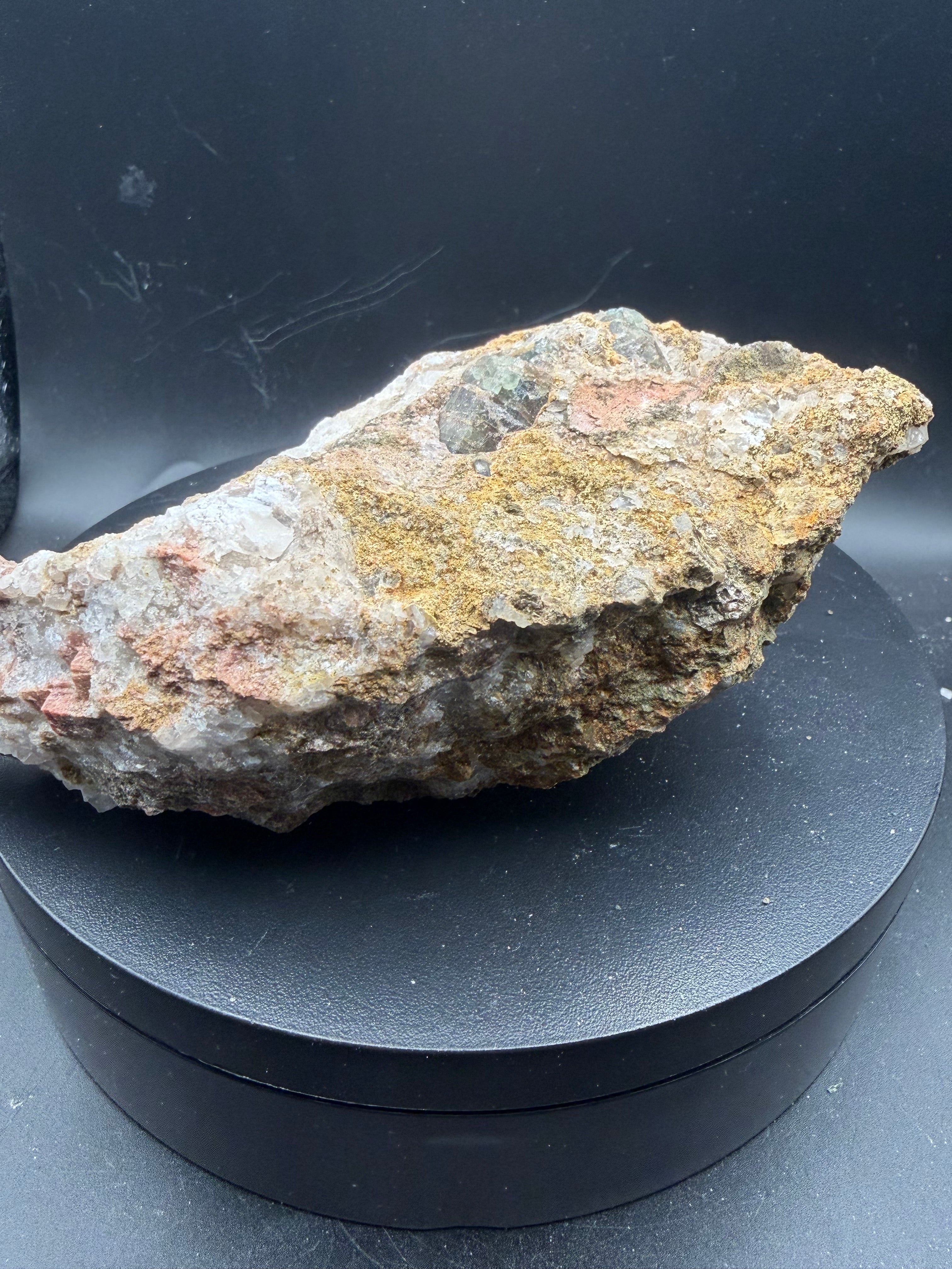 Calcite avec Feldspath et Fluorapatite – Cantley, Québec