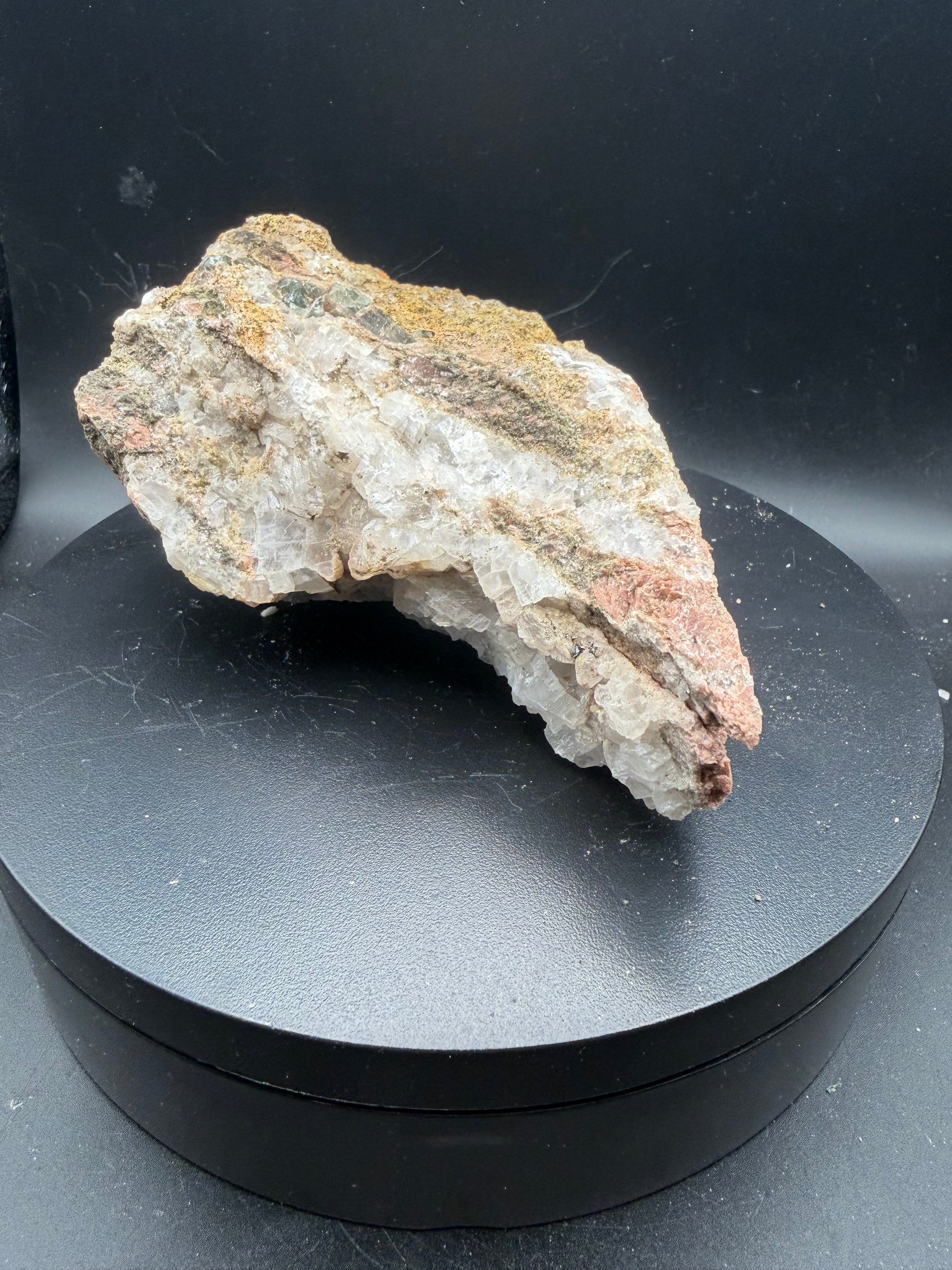 Calcite avec Feldspath et Fluorapatite – Cantley, Québec