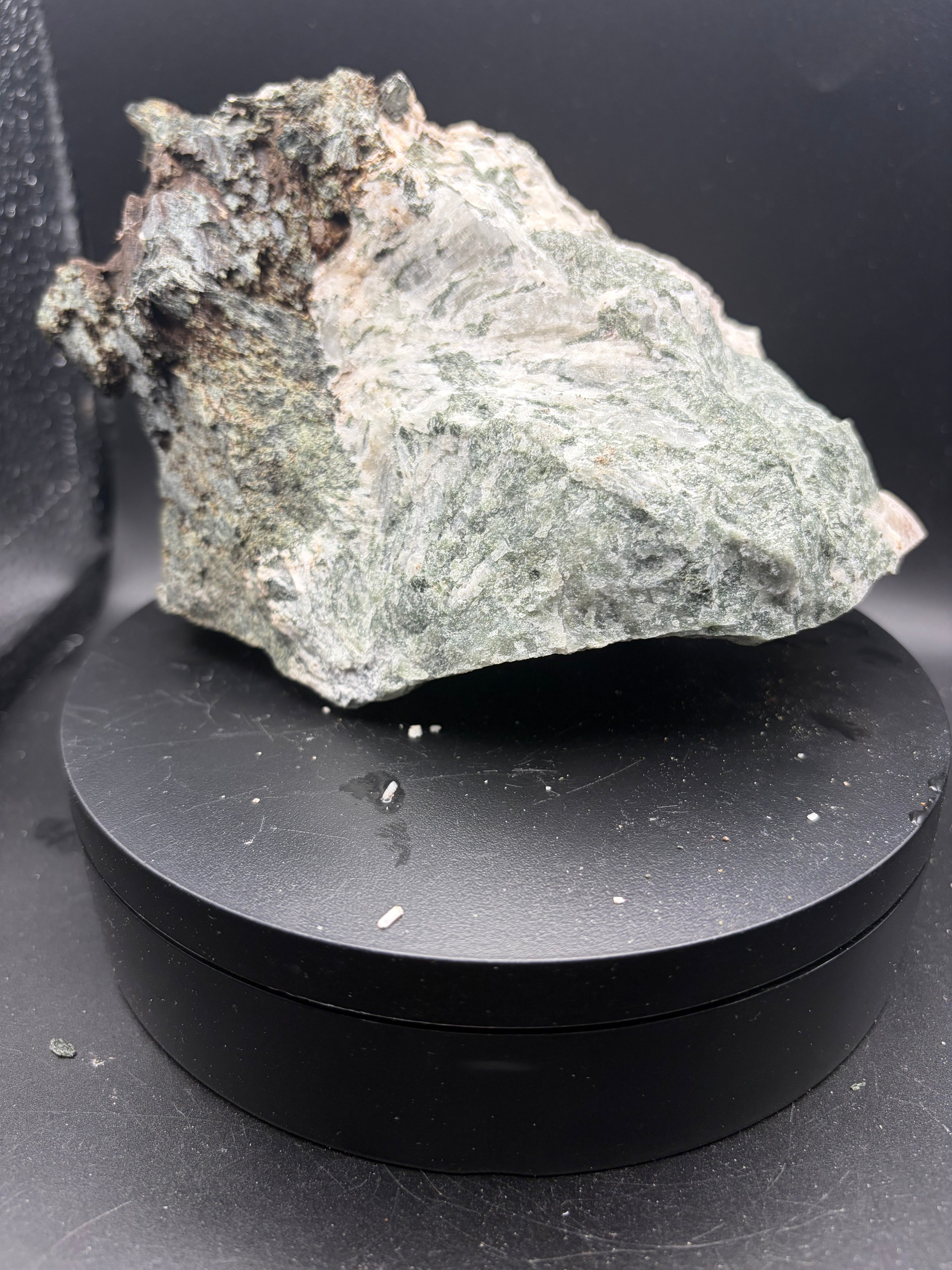 Pyroxène avec Minéraux Inconnus fluorescent – Zec-Bas-Couper-Désert, Québec