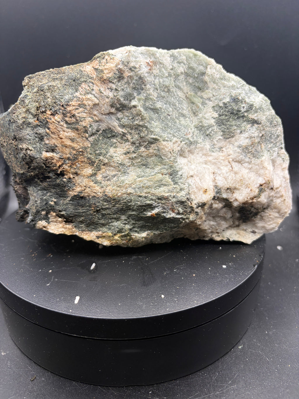 Pyroxène avec Minéraux Inconnus fluorescent – Zec-Bas-Couper-Désert, Québec