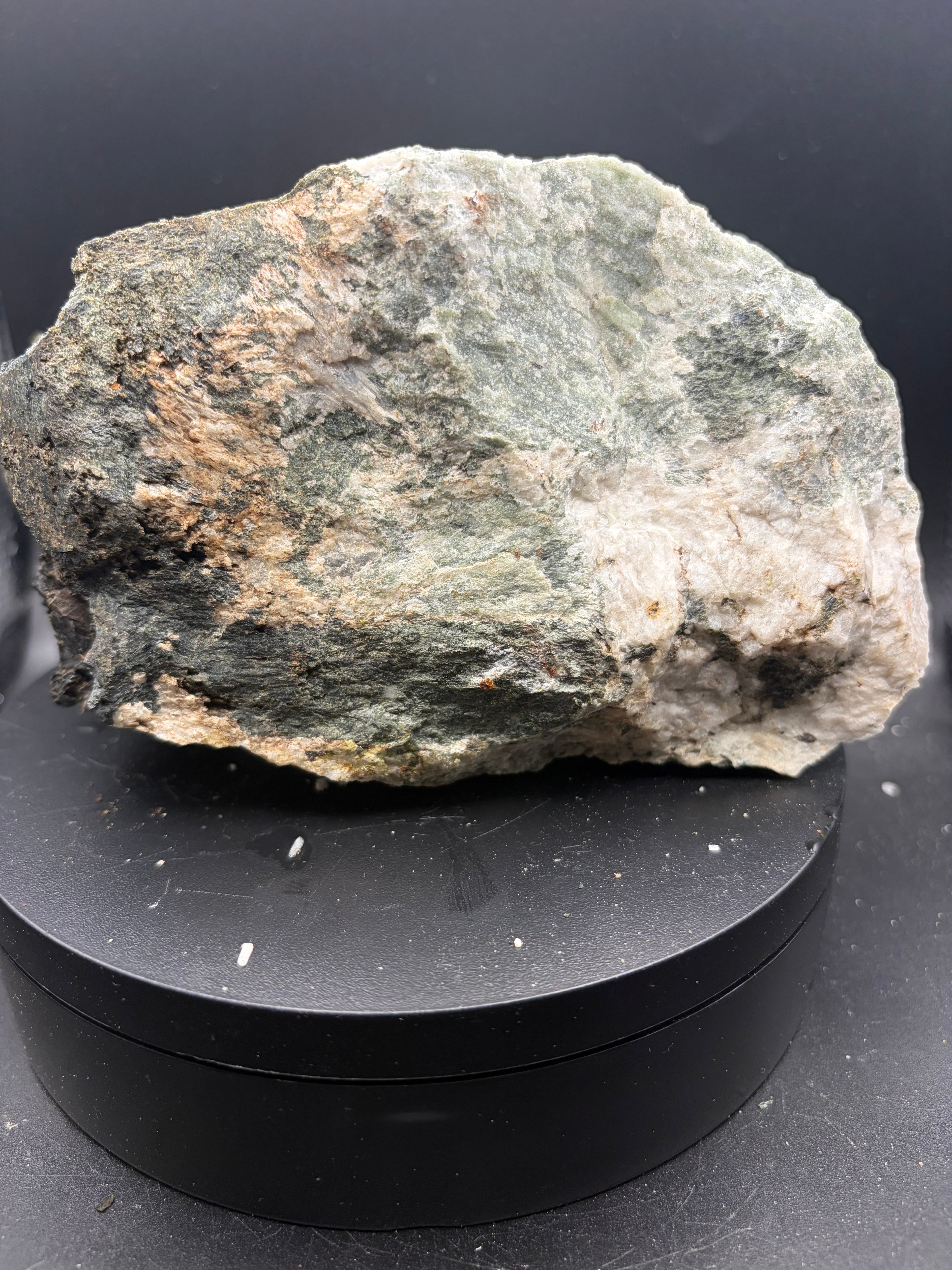 Pyroxène avec Minéraux Inconnus fluorescent – Zec-Bas-Couper-Désert, Québec