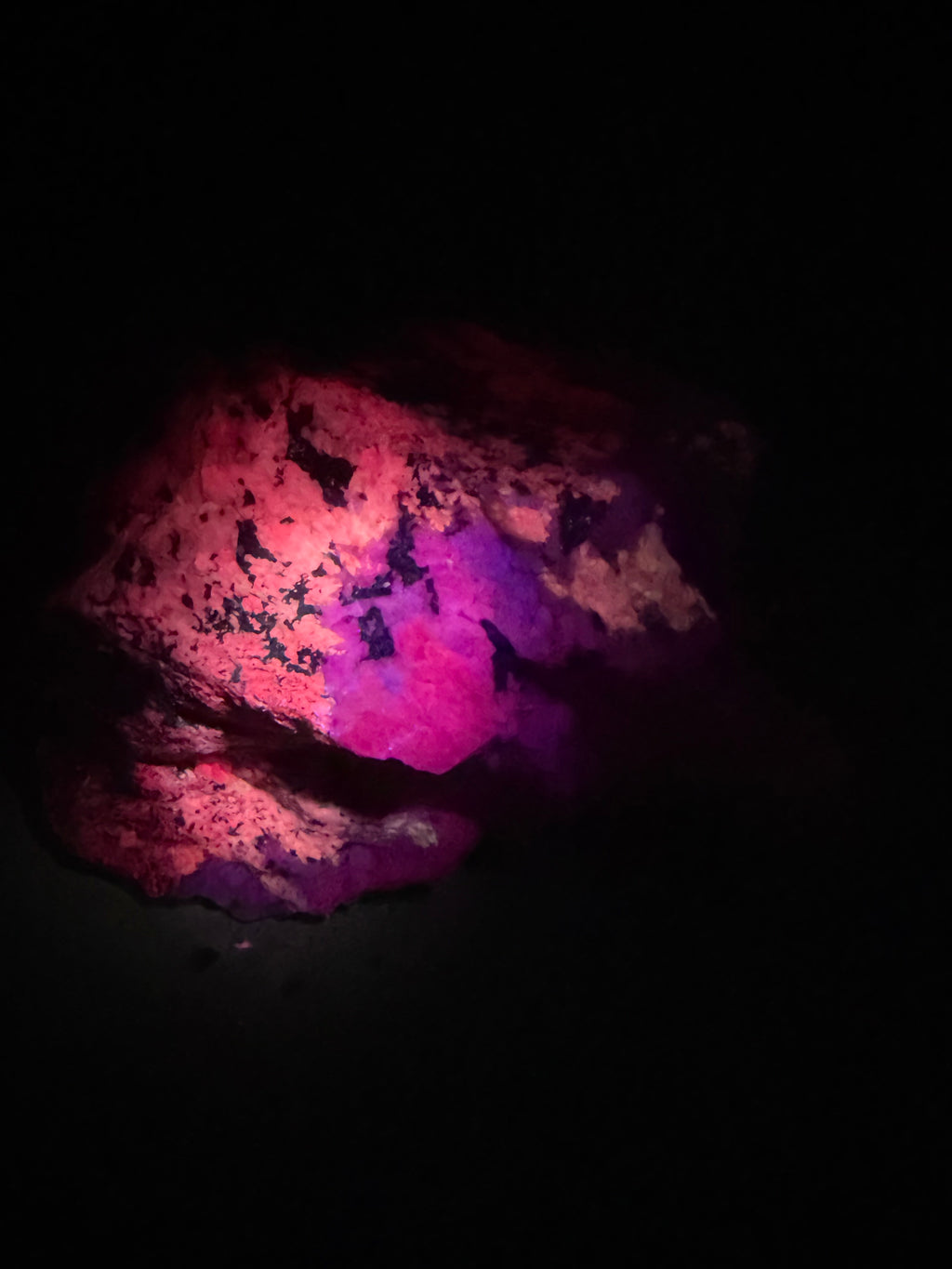 Minéraux inconnus fluorescents UV – Zec Bras-Coupé-Désert, Québec