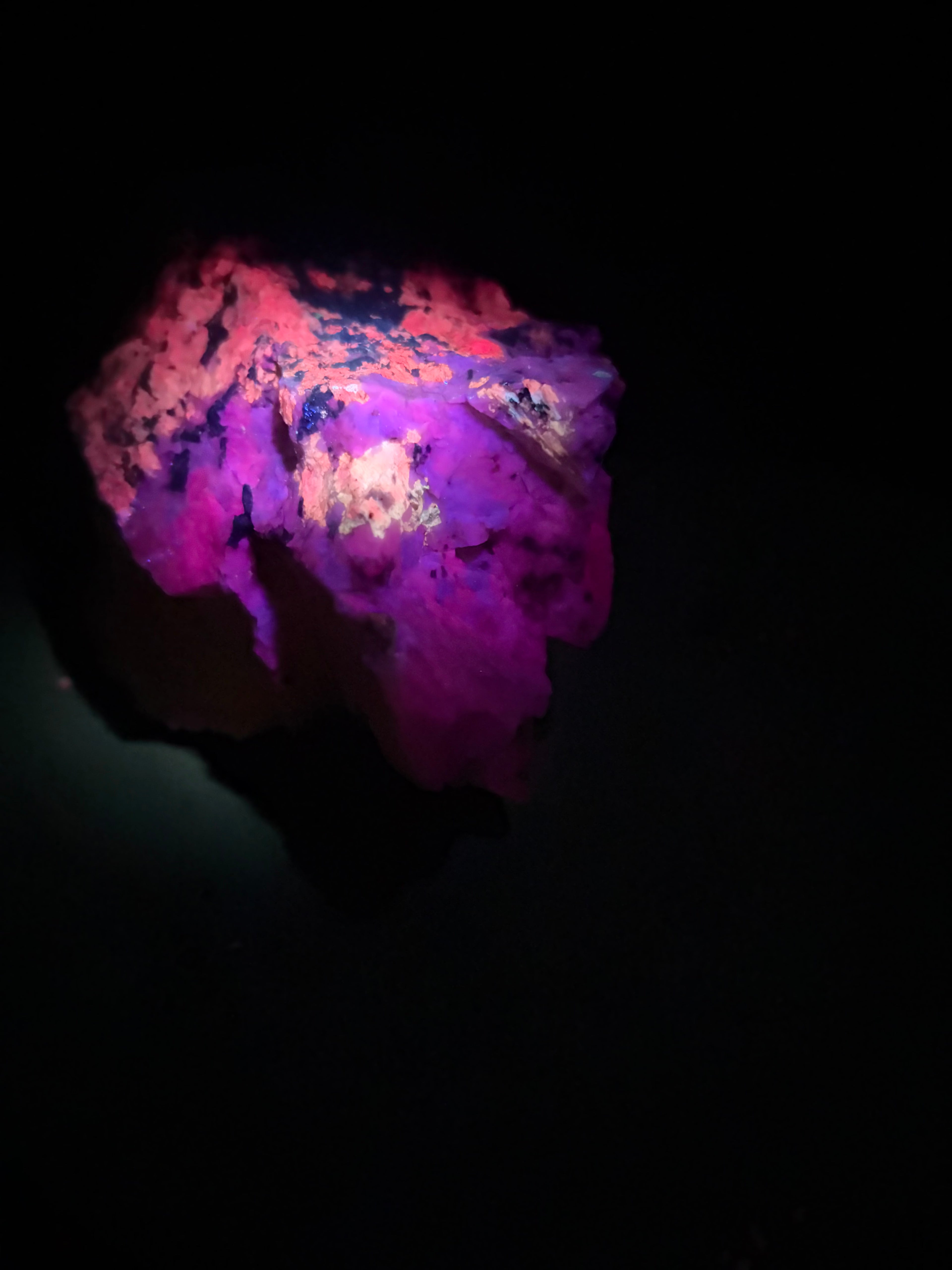 Minéraux inconnus fluorescents UV – Zec Bras-Coupé-Désert, Québec